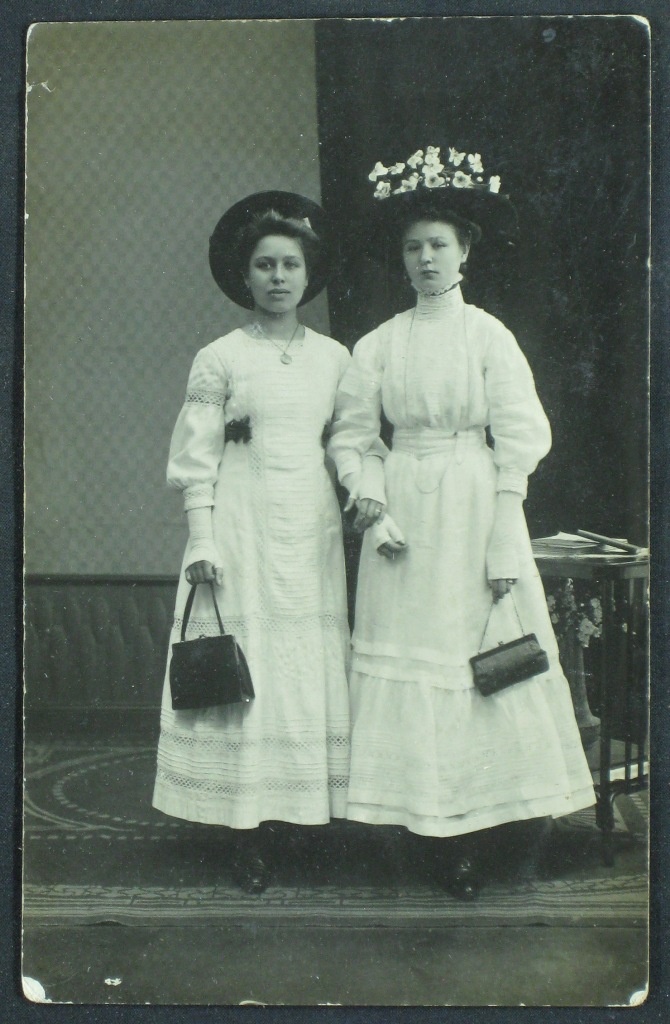 Postkarte - Fotografie von zwei Frauen (Museumsschule Hiddenhausen CC BY-NC-SA)