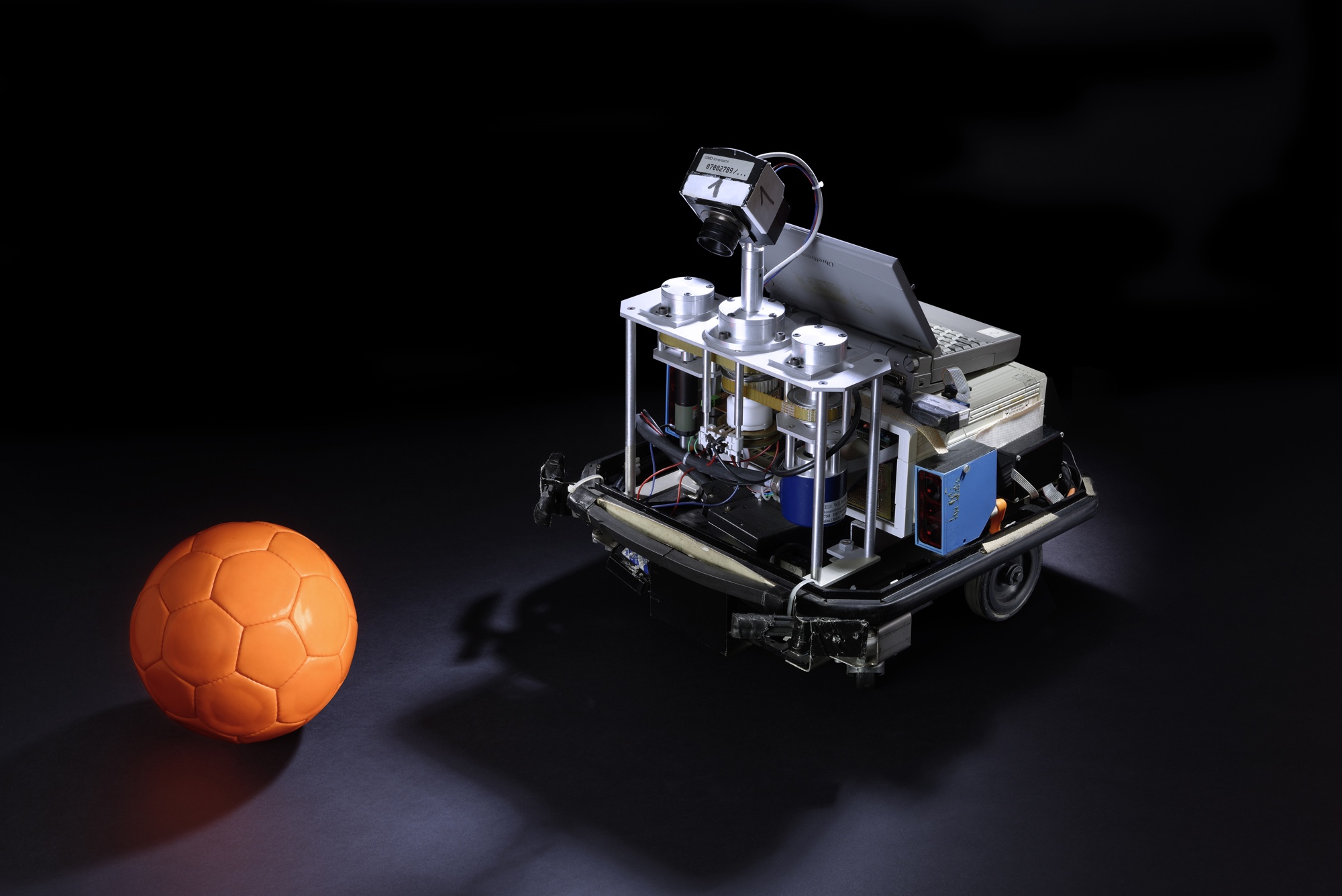 Fußball-Roboter der RoboCup Middle Size League (Heinz Nixdorf MuseumsForum CC BY-NC-SA)