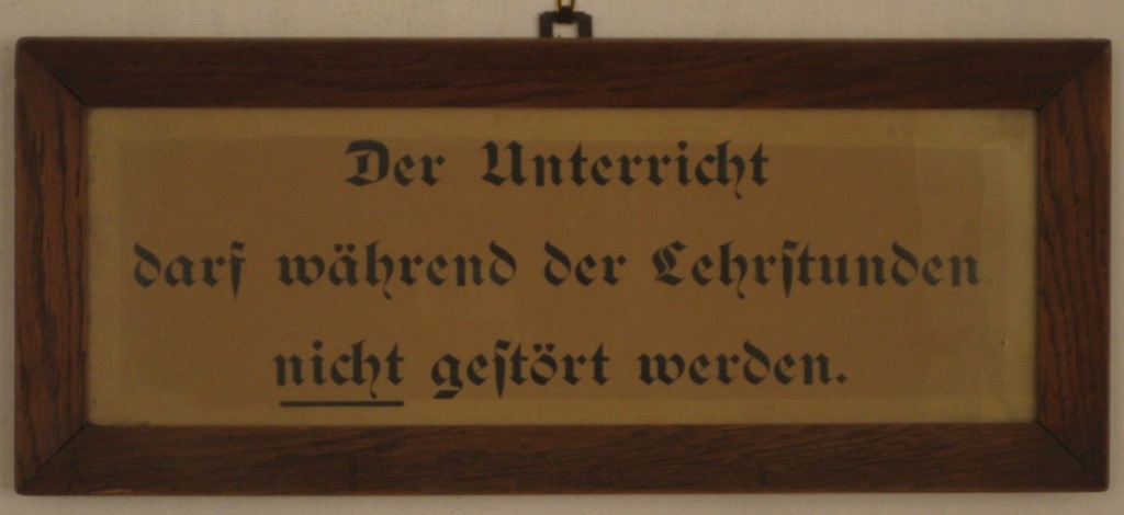 Bild "Der Unterricht darf während der Lehrstunden nicht gestört werden." (Museumsschule Hiddenhausen CC BY-NC-SA)