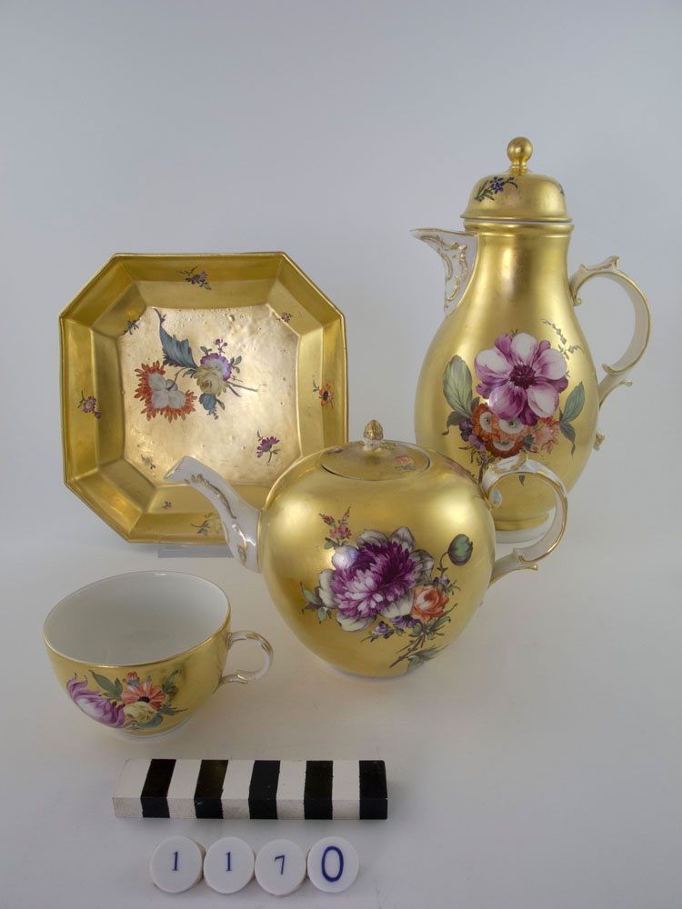 Kaffeeservice und Teeservice Goldfond mit Blumenmalerei (Museum im Schloss Porzellanmanufaktur FÜRSTENBERG CC BY-NC-SA)