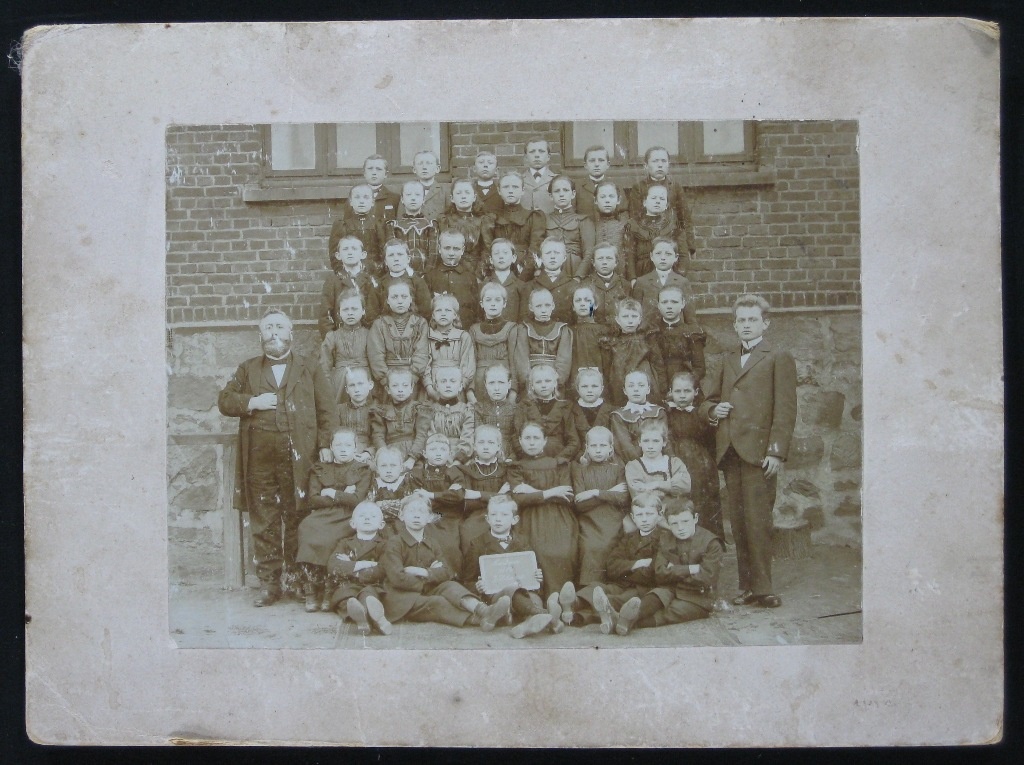Klassenfoto der Schule in Sundern von 1902 (Museumsschule Hiddenhausen CC BY-NC-SA)