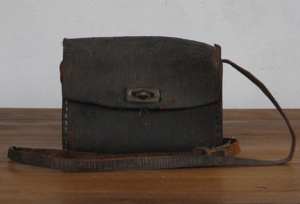 Kleine Lederhandtasche der Firma D.R.P. (Museumsschule Hiddenhausen CC BY-NC-SA)