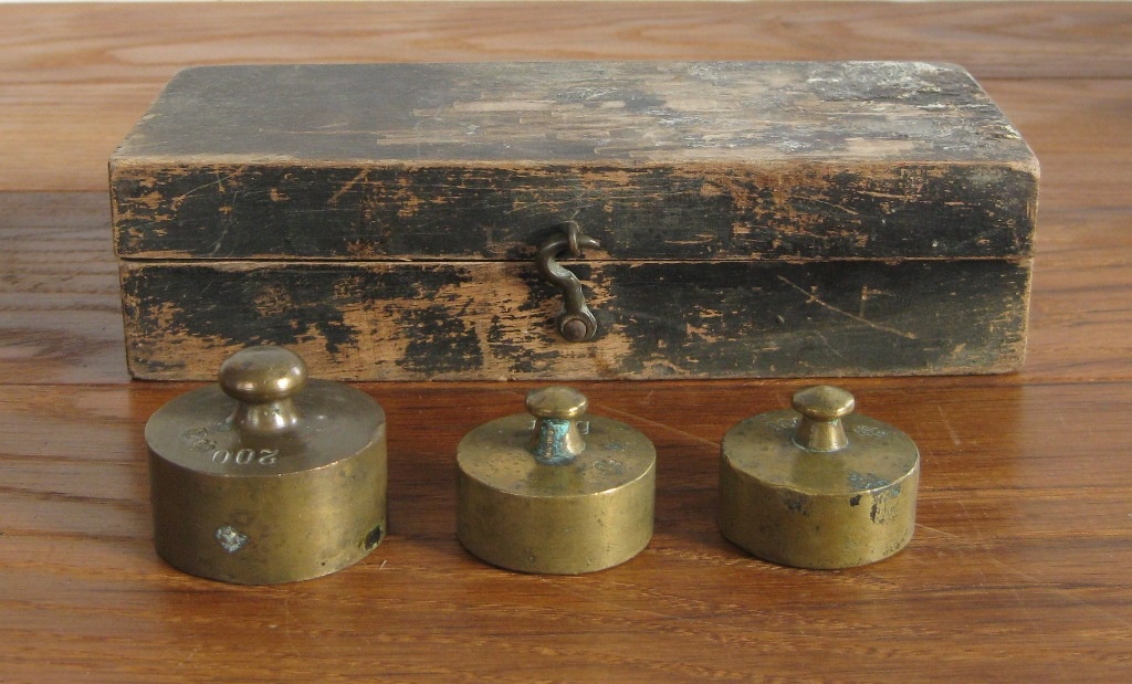 Holzkasten mit Gewichten (Museumsschule Hiddenhausen CC BY-NC-SA)