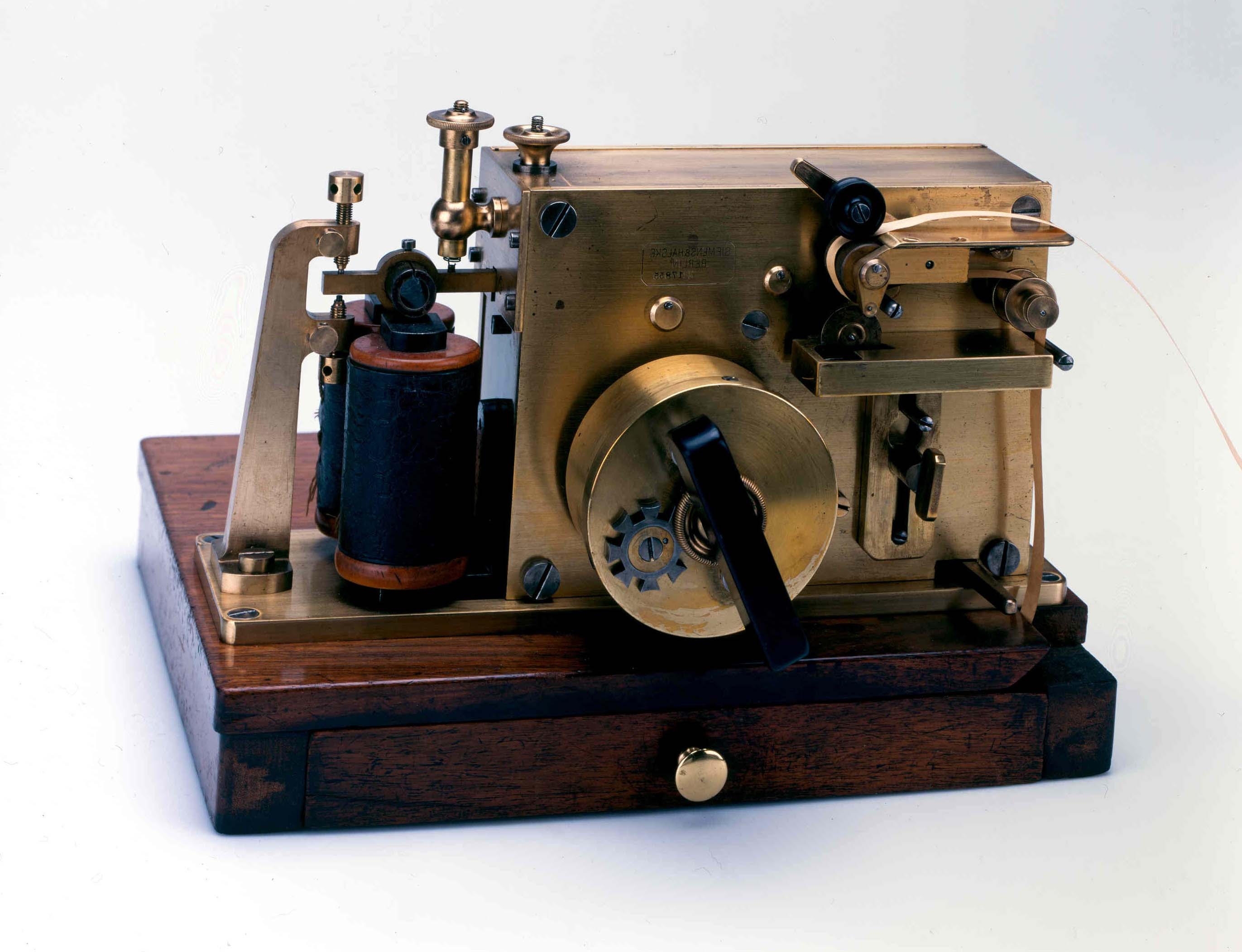 Siemens & Halske Morsetelegraph (Heinz Nixdorf MuseumsForum CC BY-NC-SA)