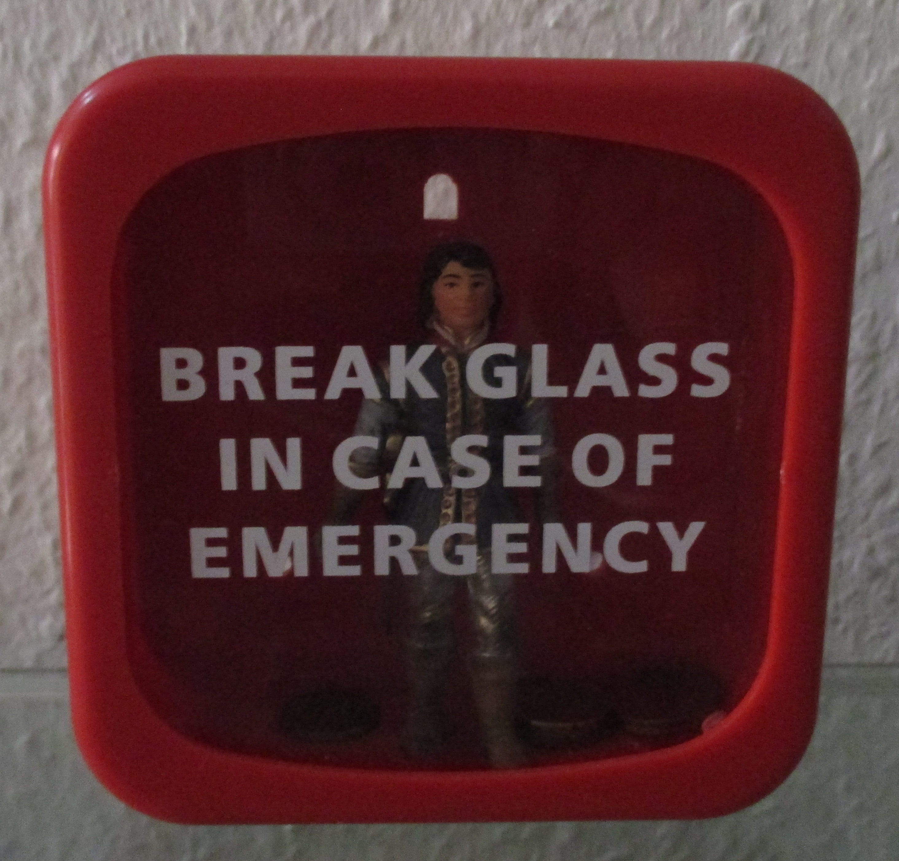 Break glass in case of emergency (Deutsches Märchen- und Wesersagenmuseum CC BY-NC-SA)