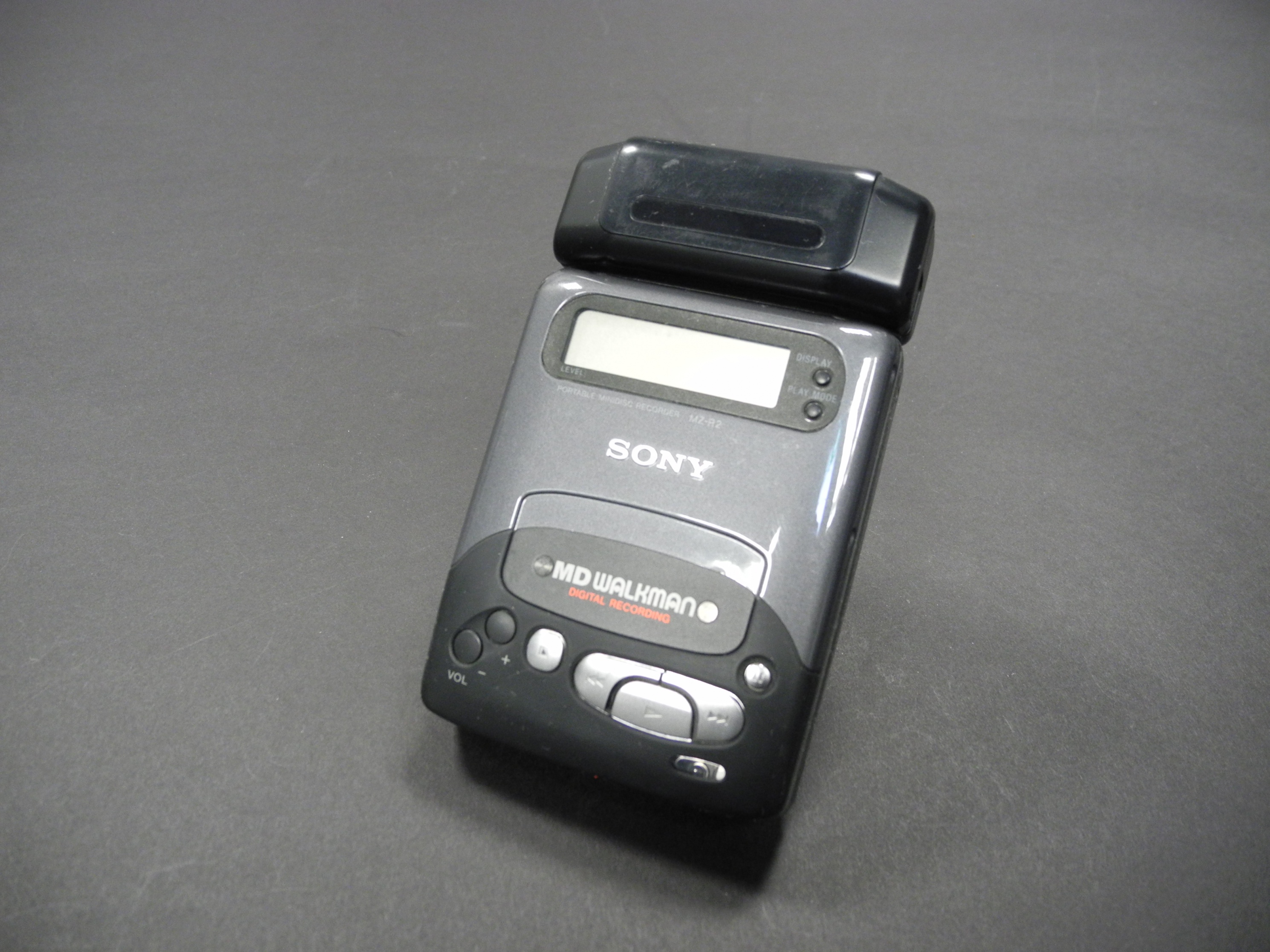 Sony Portable Minidisc Recorder MZ-R2 (Heinz Nixdorf MuseumsForum CC BY-NC-SA)