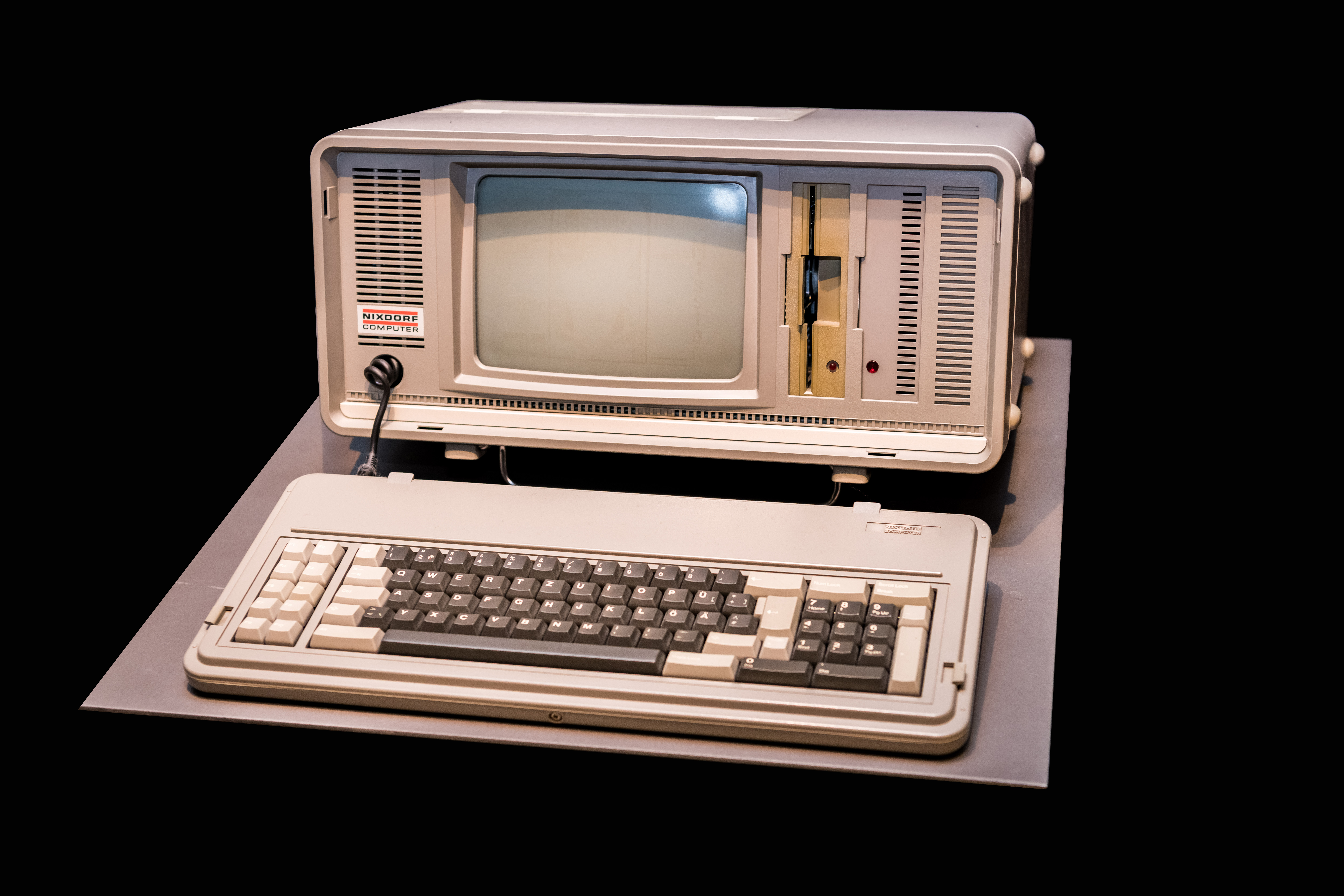 Nixdorf Computer 8810 M25 (Heinz Nixdorf MuseumsForum CC BY-NC-SA)