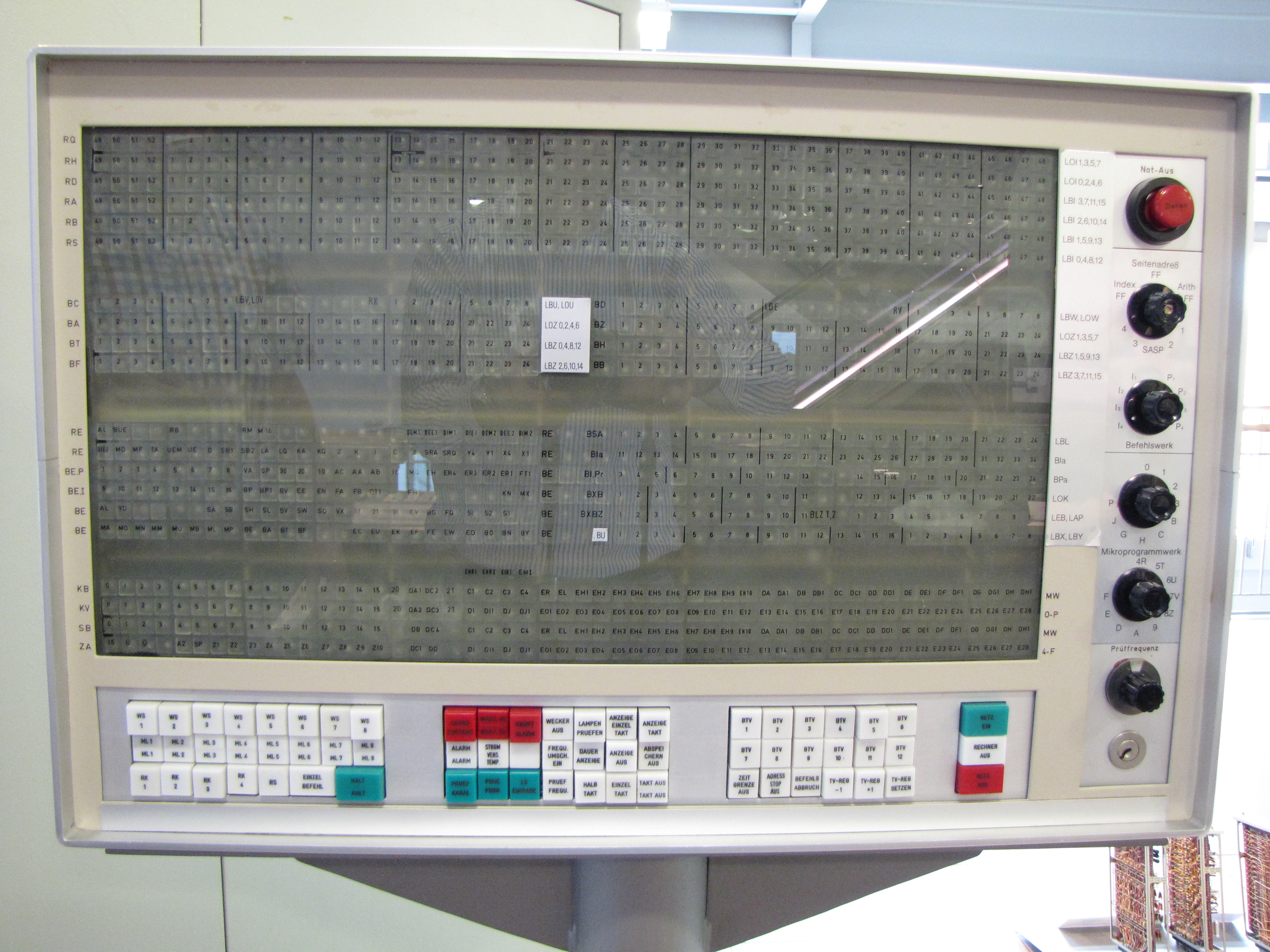 Bedientableau einer Telefunken TR 440 (Heinz Nixdorf MuseumsForum CC BY-NC-SA)