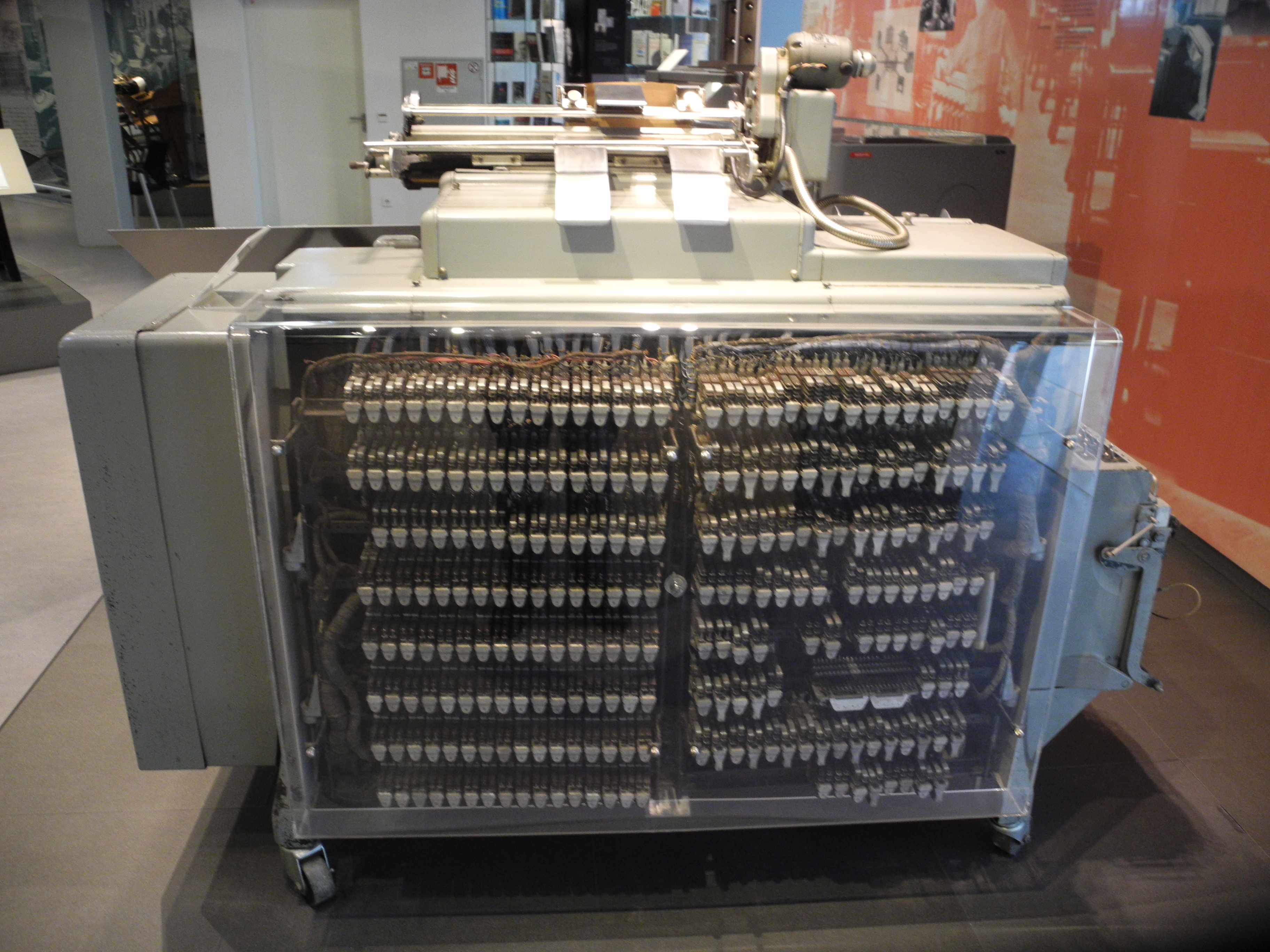 IBM 405 Tabelliermaschine (Heinz Nixdorf MuseumsForum CC BY-NC-SA)