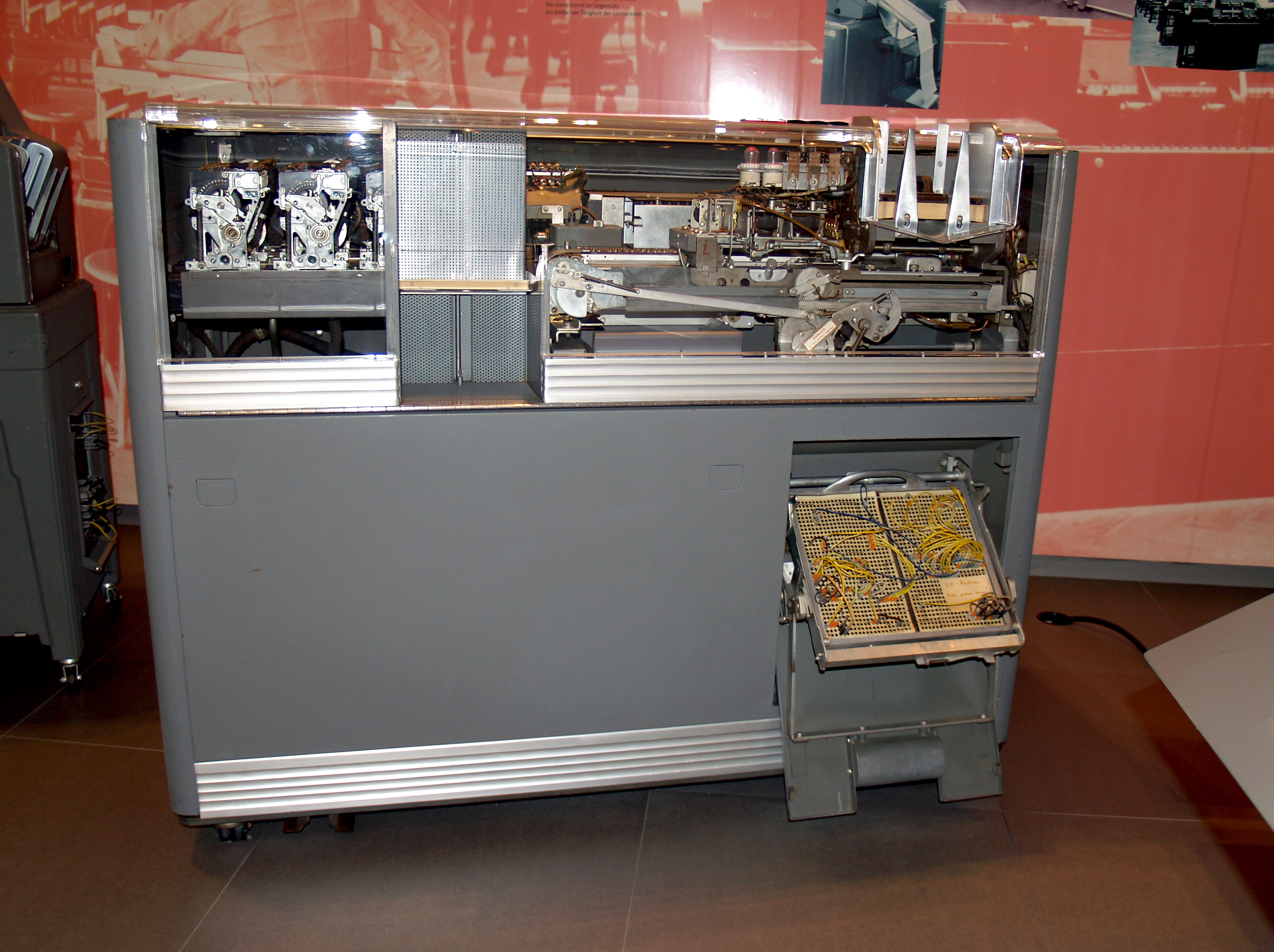 IBM 602 Rechenlocher (Heinz Nixdorf MuseumsForum CC BY-NC-SA)