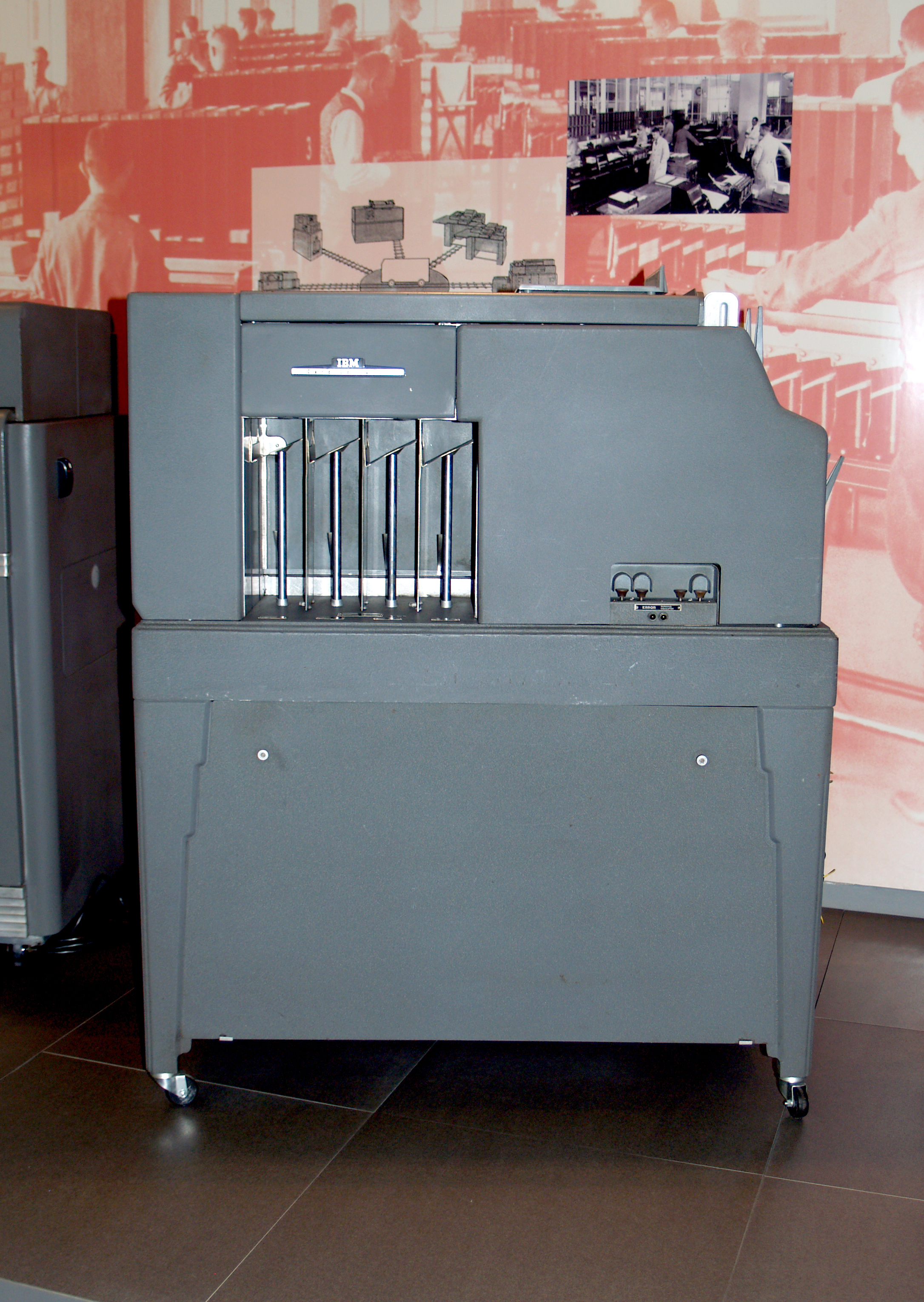 IBM 077 Kartenmischer (Heinz Nixdorf MuseumsForum CC BY-NC-SA)