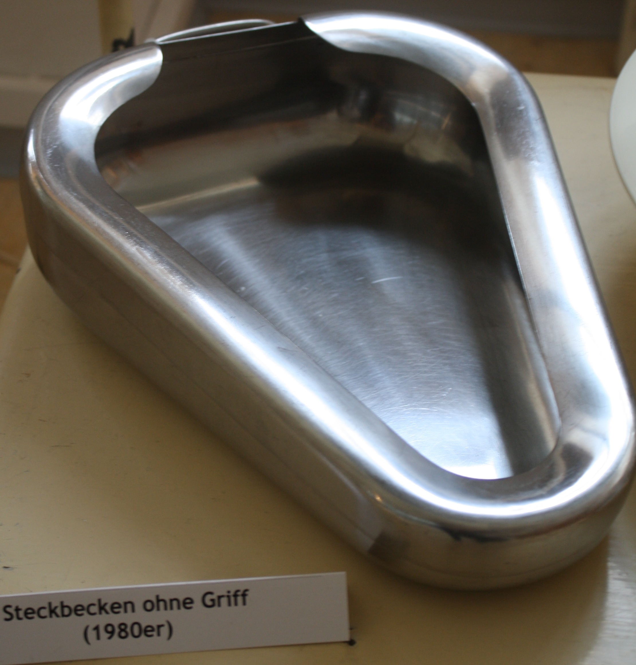 Steckbecken ohne Griff (Krankenhausmuseum Bielefeld CC BY-NC-SA)