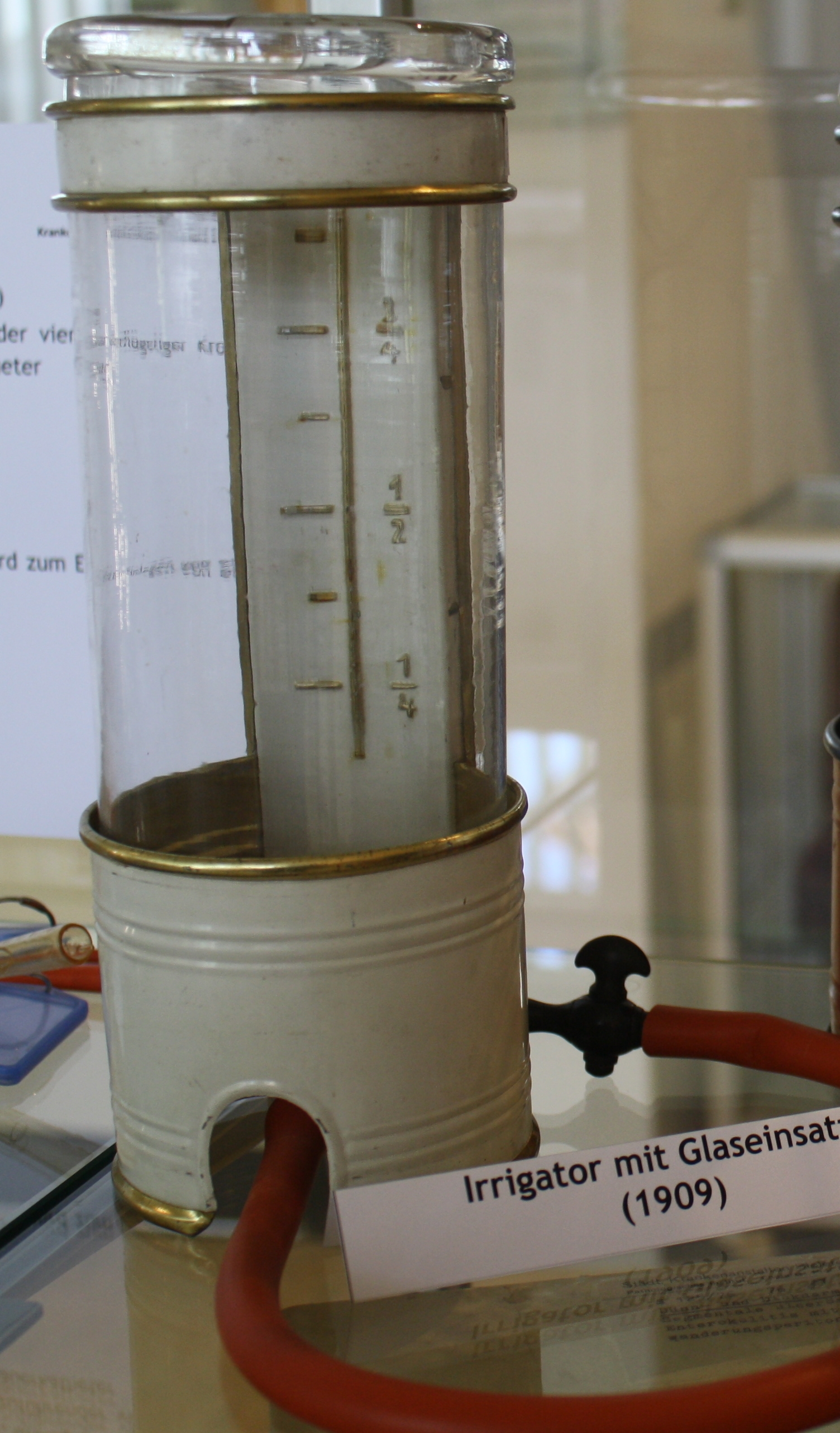 Irrigator mit Glaseinsatz (Krankenhausmuseum Bielefeld CC BY-NC-SA)
