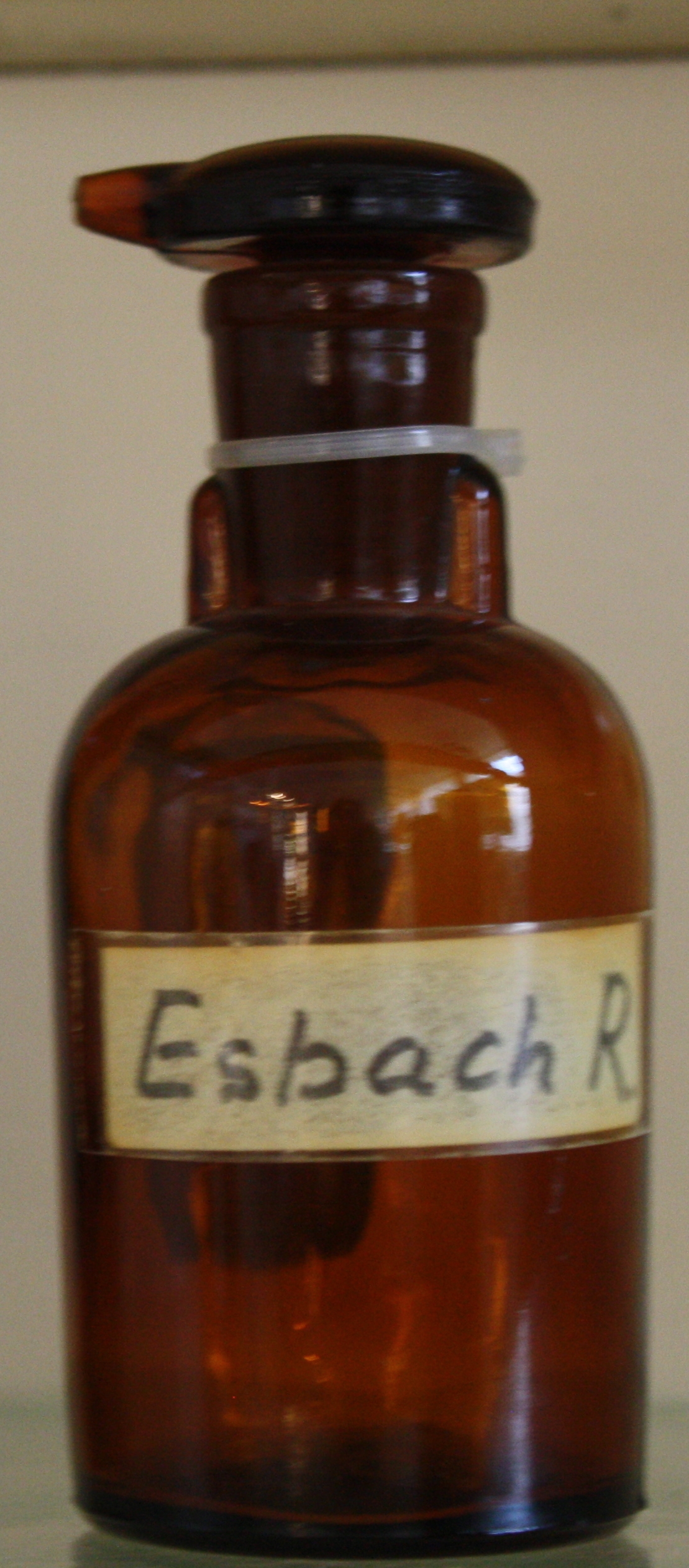Esbach Reagenz Flasche (Krankenhausmuseum Bielefeld CC BY-NC-SA)