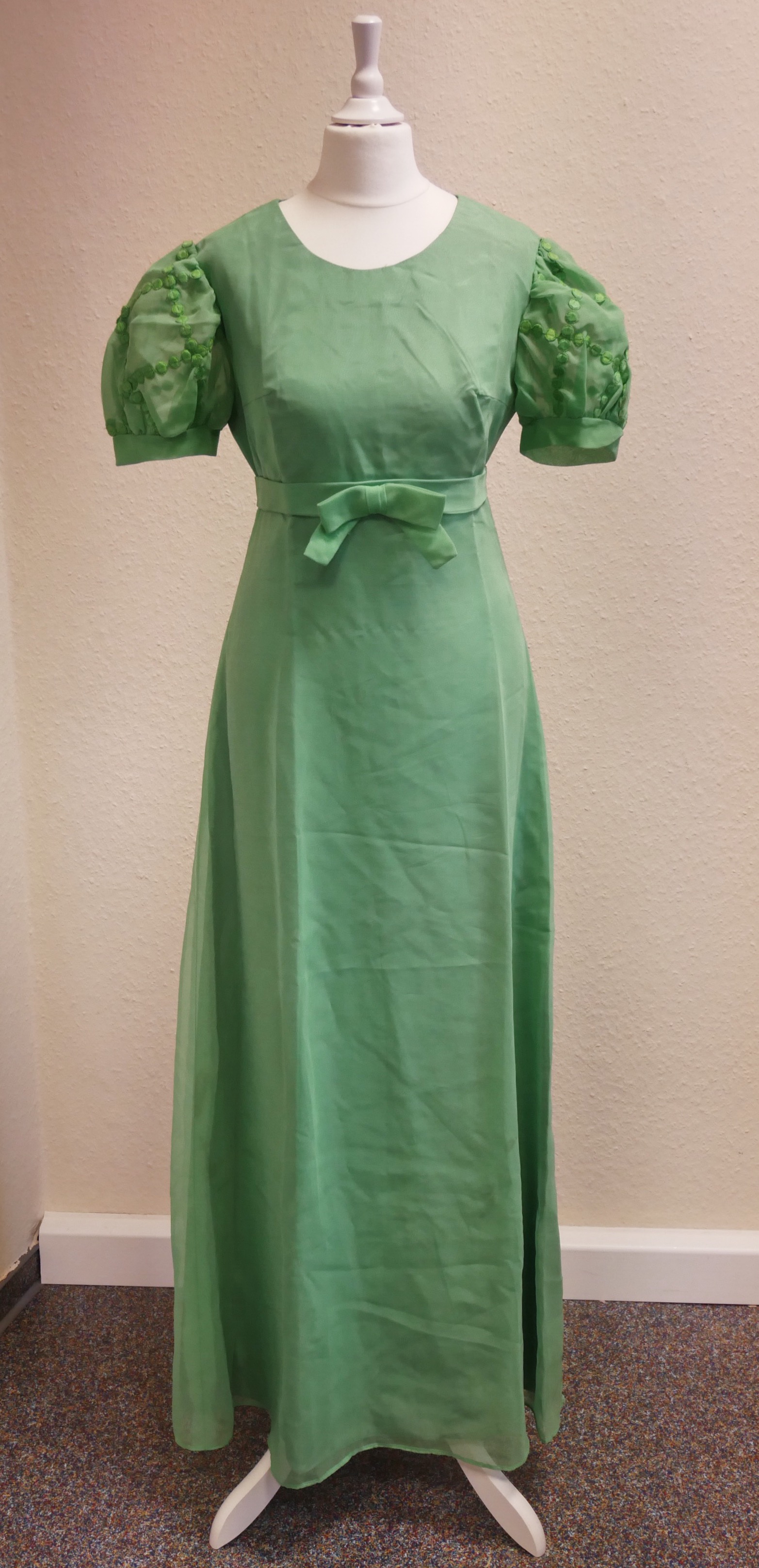 Bodenlanges Kleid, getragen zu einer grünen Hochzeit 1973 (Museum Haller ZeitRäume CC BY-NC-SA)