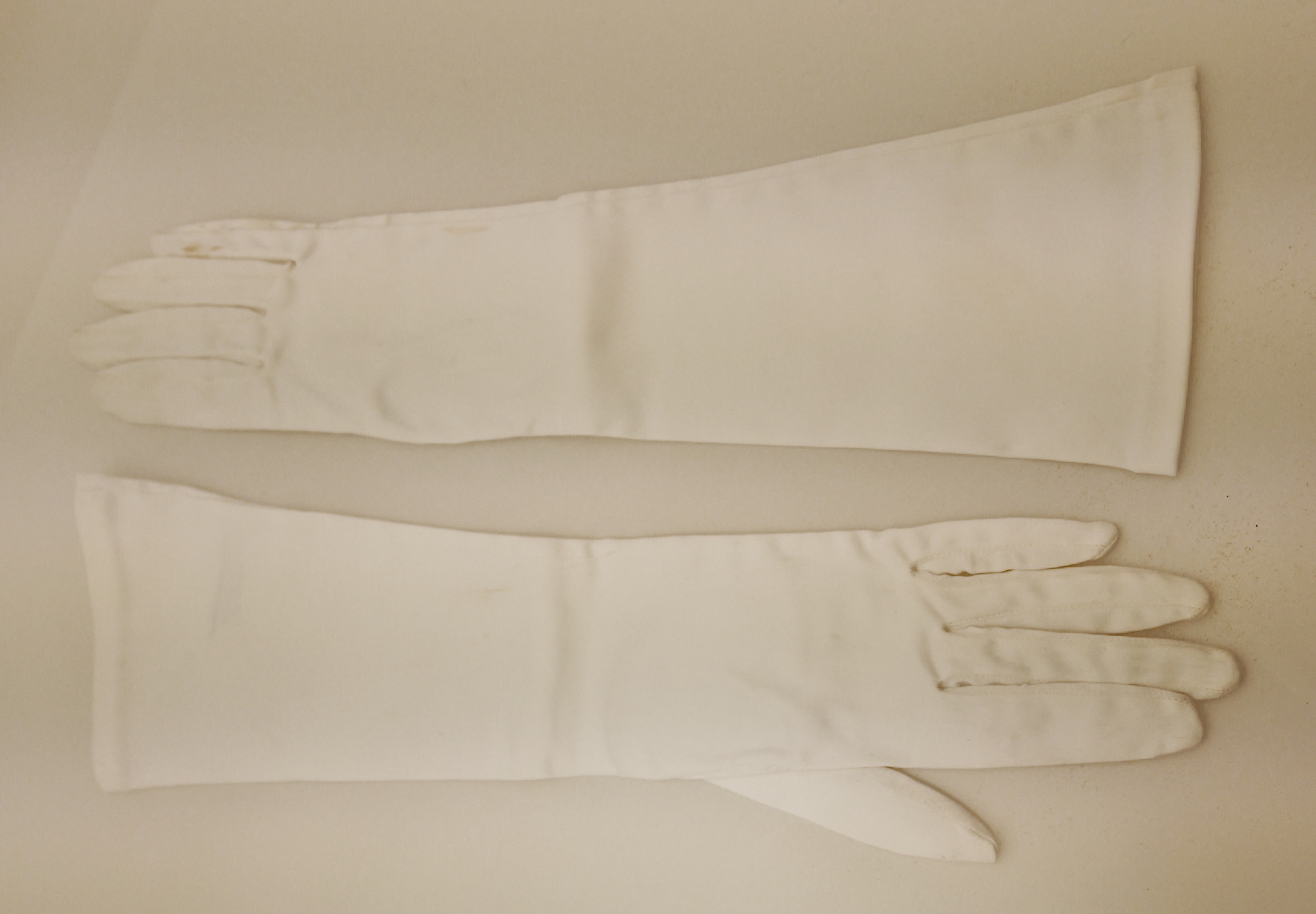 Lange Weiße Handschuhe (Museum Haller ZeitRäume CC BY-NC-SA)