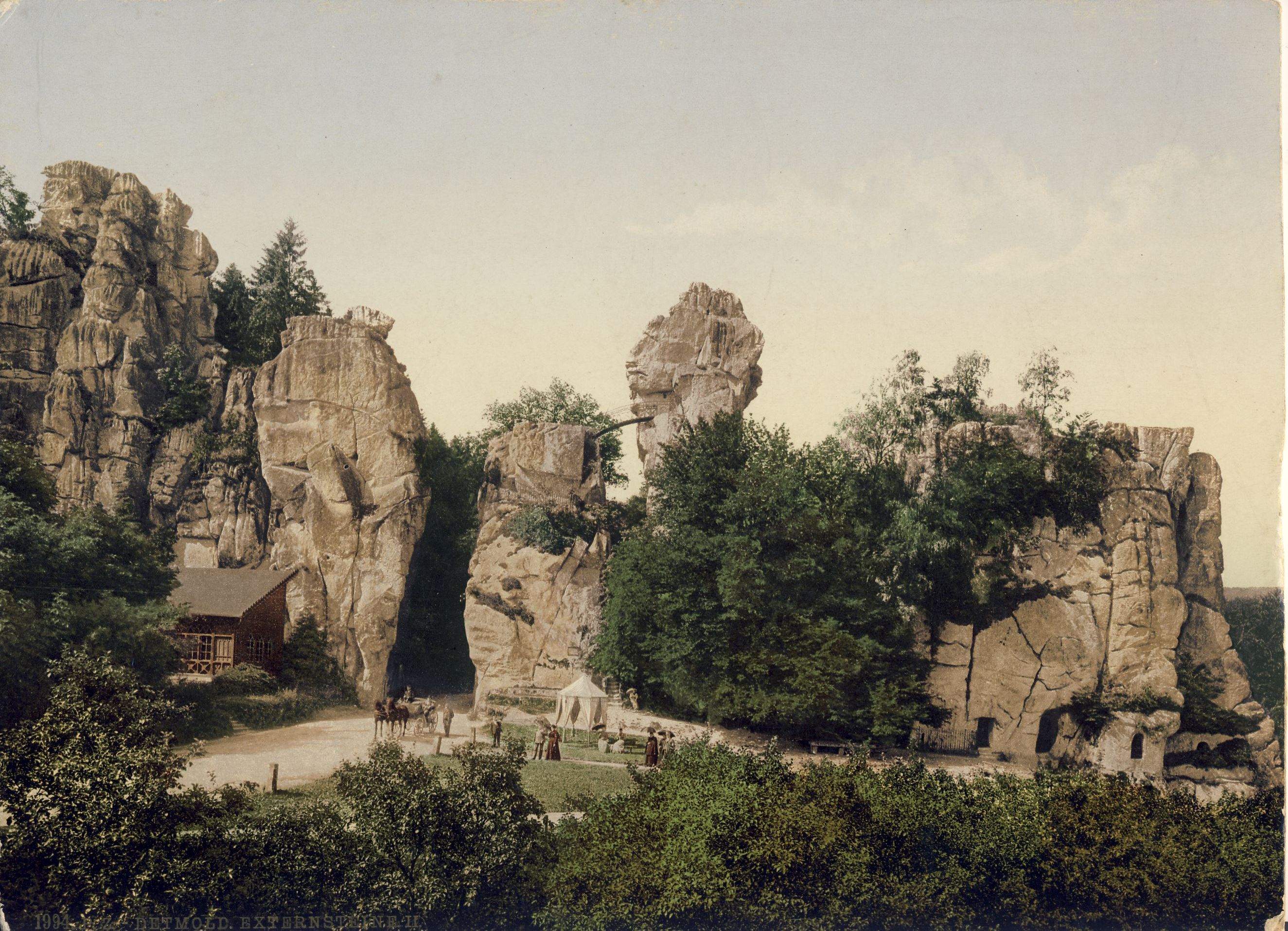 Blick auf die Externsteine (Deutsches Märchen- und Wesersagenmuseum CC BY-NC-SA)