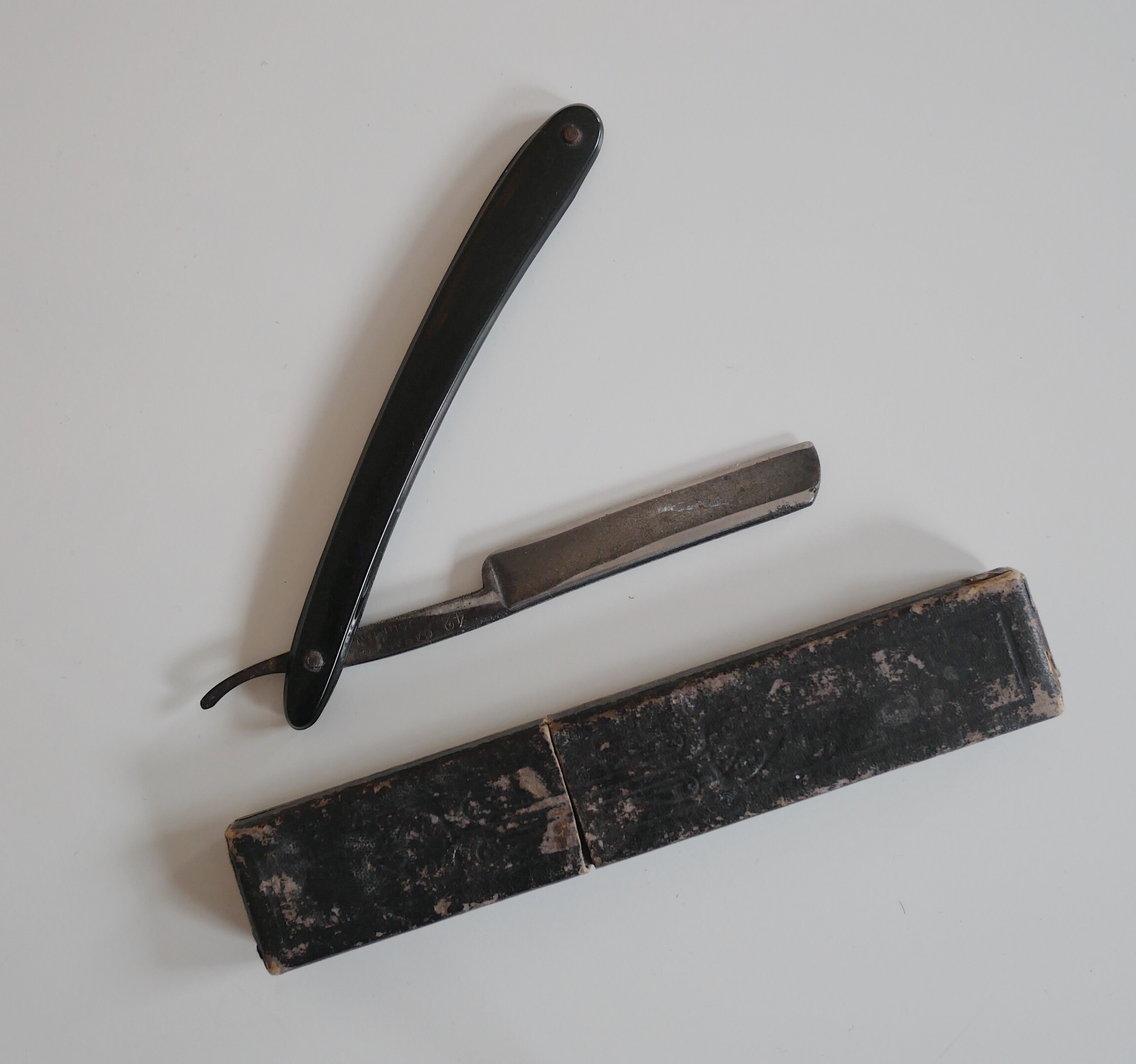 Rasiermesser mit Originalkarton (Museum Haller ZeitRäume CC BY-NC-SA)