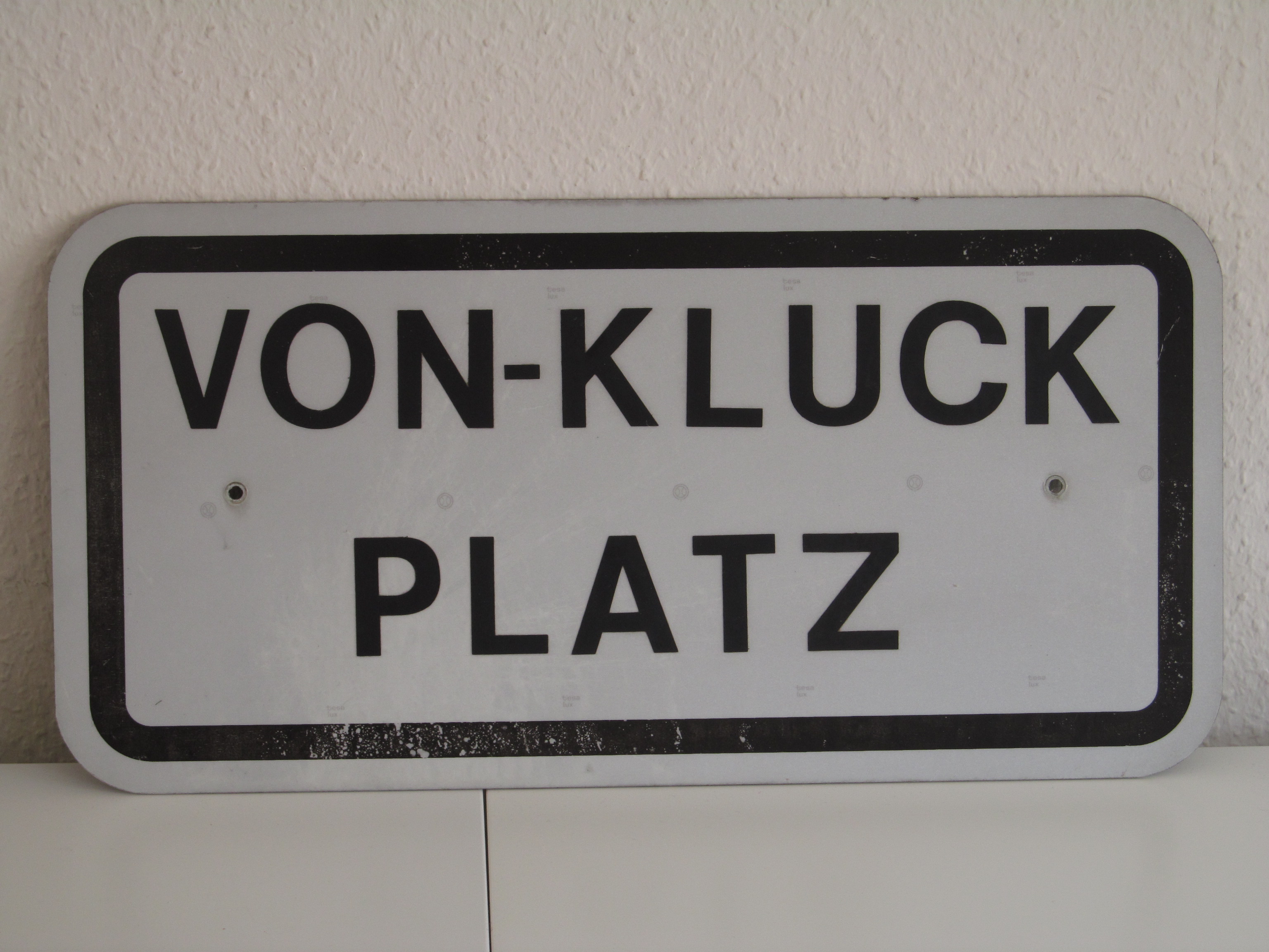 Verkehrsschild VON-KLUCK-PLATZ (Haller ZeitRäume CC BY-NC-SA)