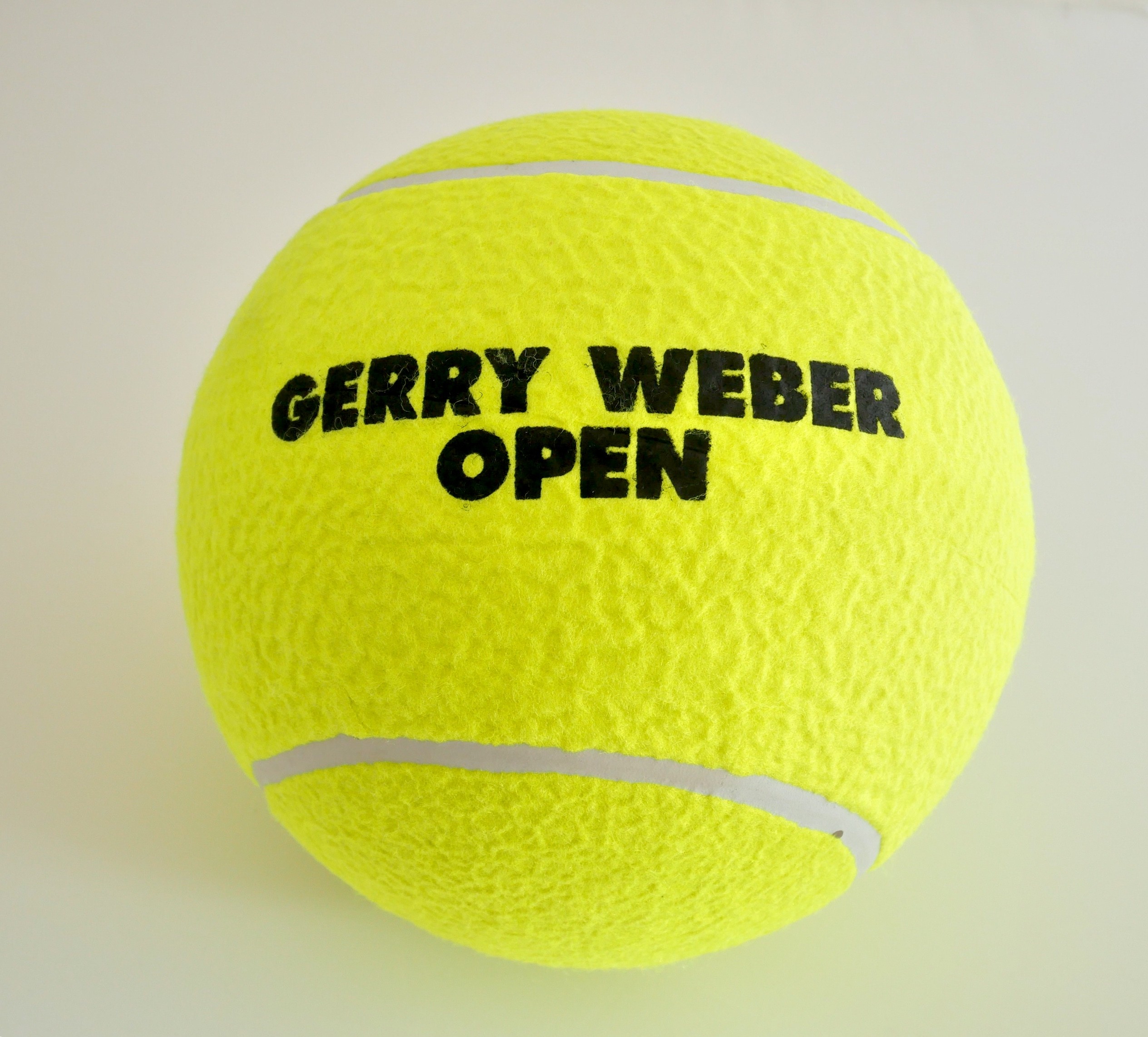 Übergroßer Tennisball "Gerry Weber Open" (Museum Haller ZeitRäume CC BY-NC-SA)