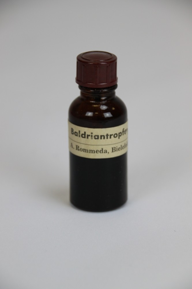 Arzneimittel-Fläschchen mit Baldriantropfen (Krankenhausmuseum Bielefeld e.V. CC BY-NC-SA)