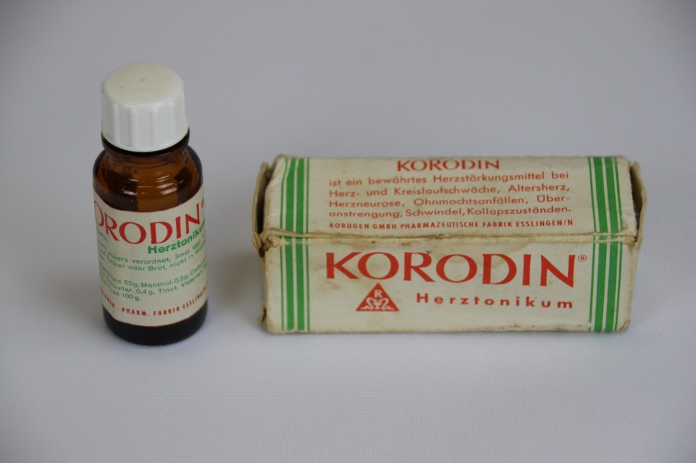 Arzneimittel-Fläschchen mit Korodin und Zuckerdöschen, Korodin (Krankenhausmuseum Bielefeld e.V. CC BY-NC-SA)