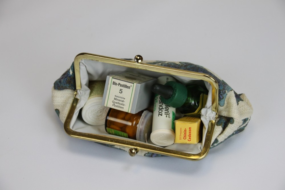 Arzneimittel-Täschchen mit diversen Medikamenten (Krankenhausmuseum Bielefeld e.V. CC BY-NC-SA)