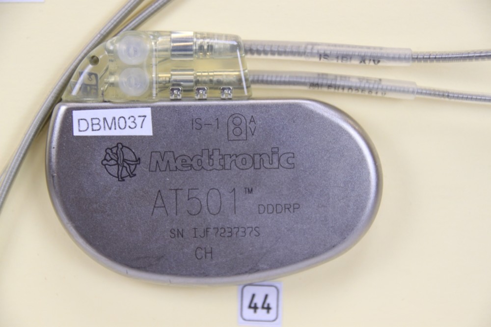 Herzschrittmacher-Implantat Medtronic AT 501 DDDRP (Krankenhausmuseum Bielefeld e.V. CC BY-NC-SA)