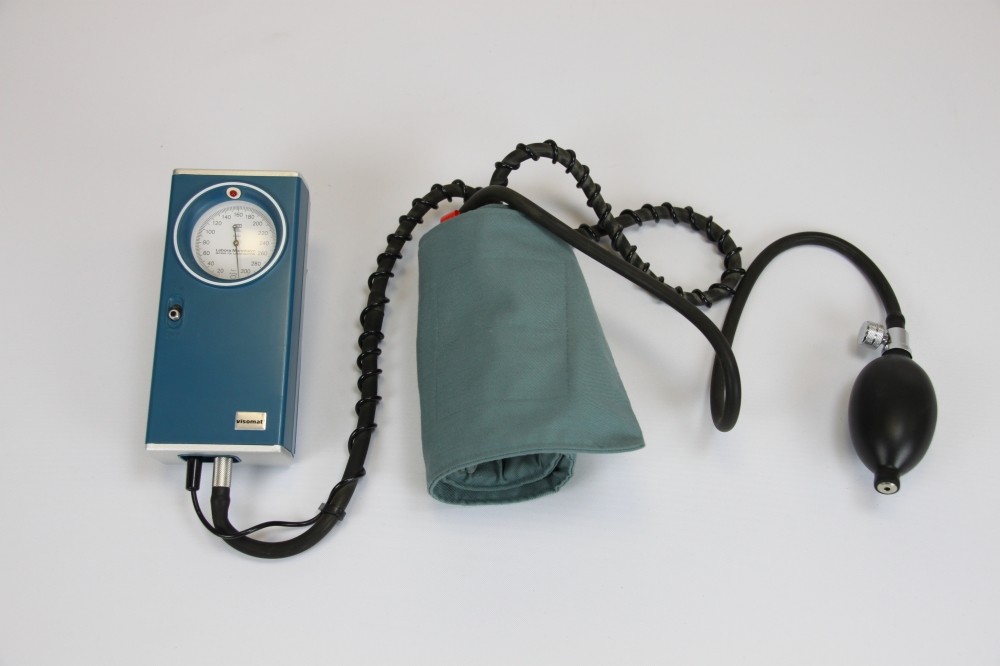 elektrisches Blutdruckmessgerät Labora Visomat 3003 (Krankenhausmuseum Bielefeld e.V. CC BY-NC-SA)