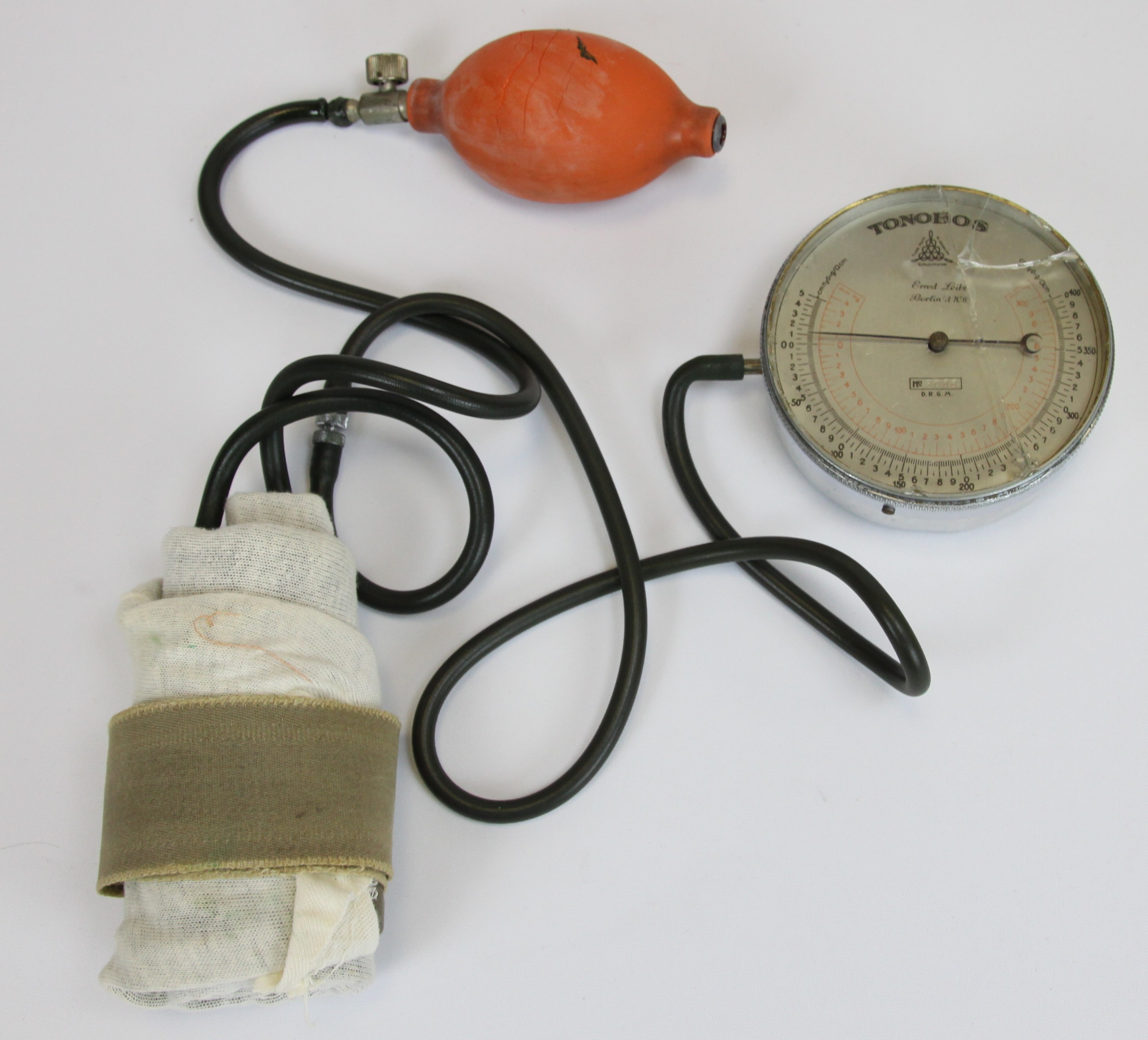 Blutdruckmessgerät mit Zeigermanometer Tonobos (Krankenhausmuseum Bielefeld e.V. CC BY-NC-SA)