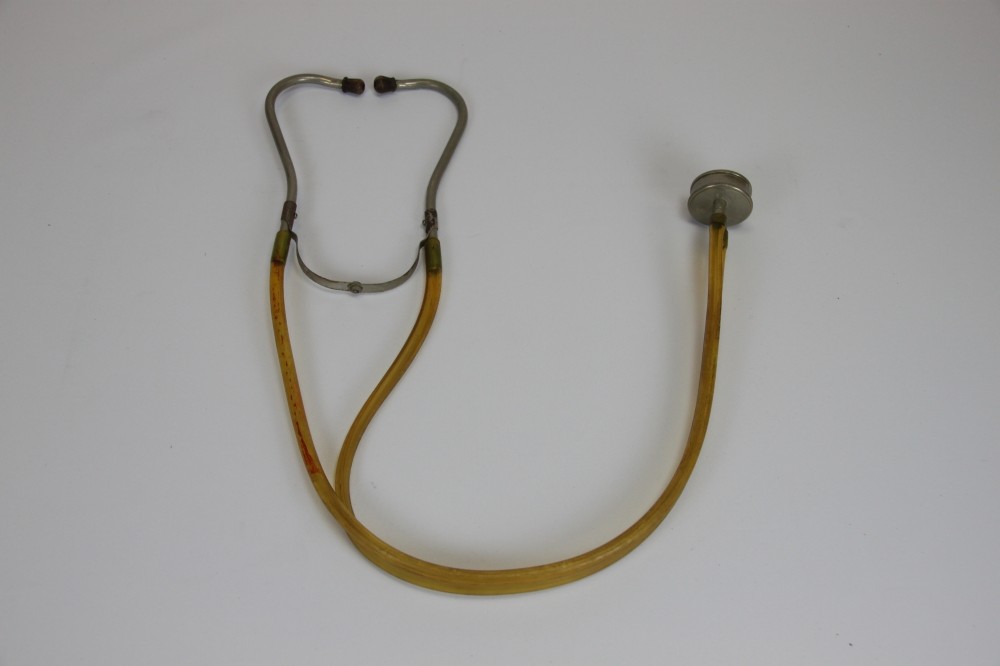 Bügel-Stethoskop (Krankenhausmuseum Bielefeld e.V. CC BY-NC-SA)