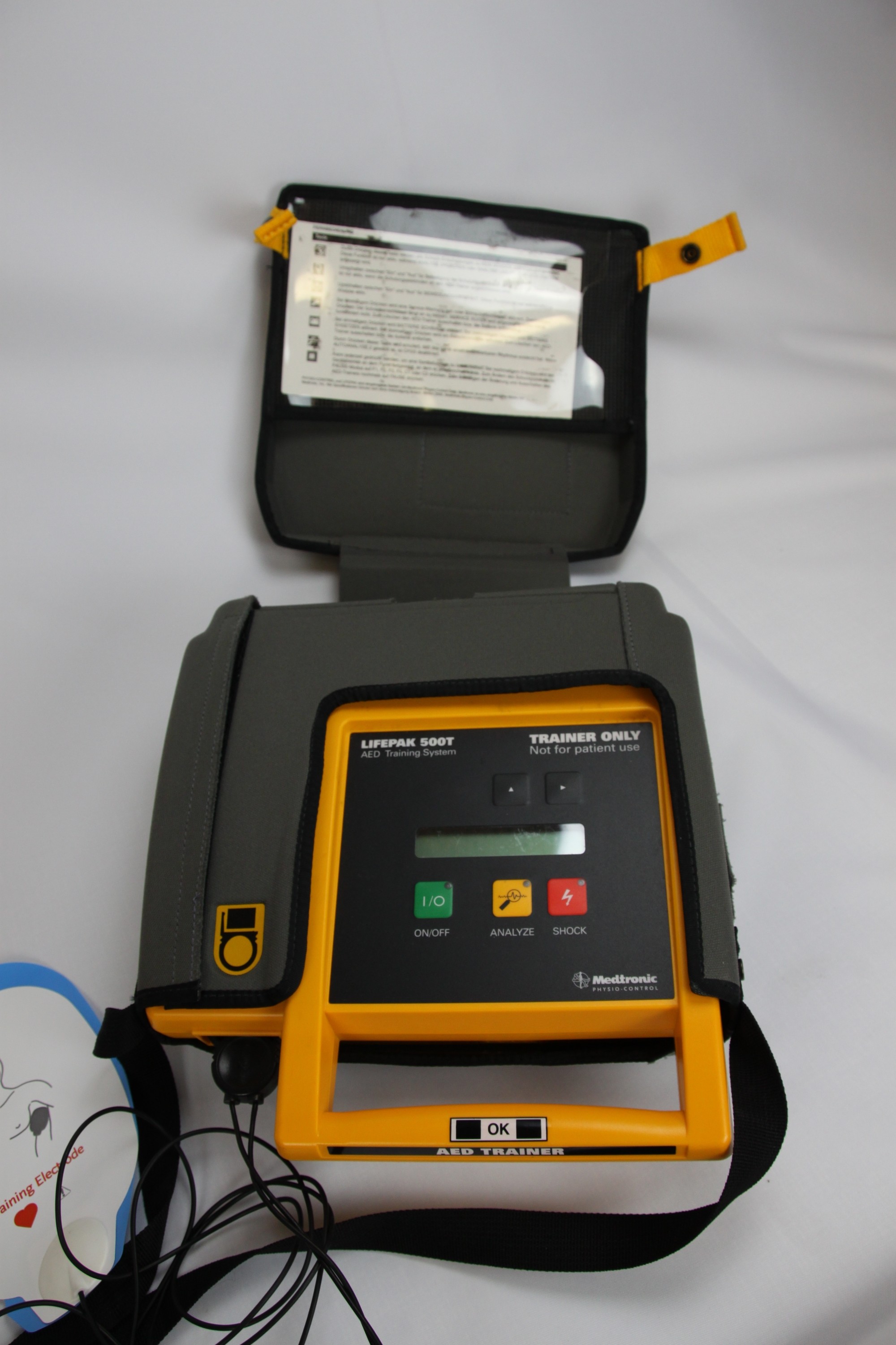 Defibrillationstrainer Medtronic Lifepak 500T, geöffnet (Krankenhausmuseum Bielefeld e.V. CC BY-NC-SA)