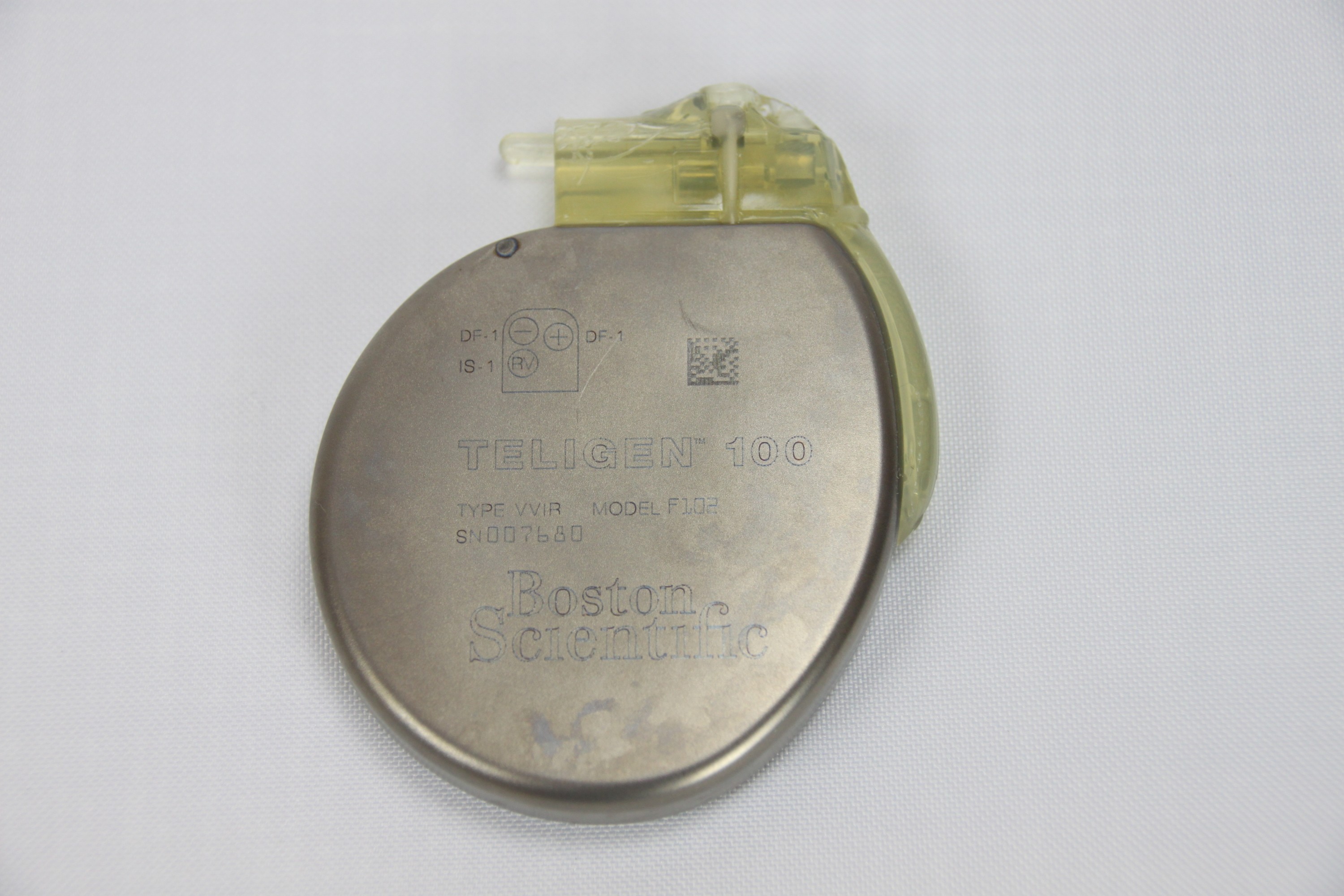 Defibrillator-Implantat Boston Scientific Teligen 100 F102, Vorderseite (Krankenhausmuseum Bielefeld e.V. CC BY-NC-SA)
