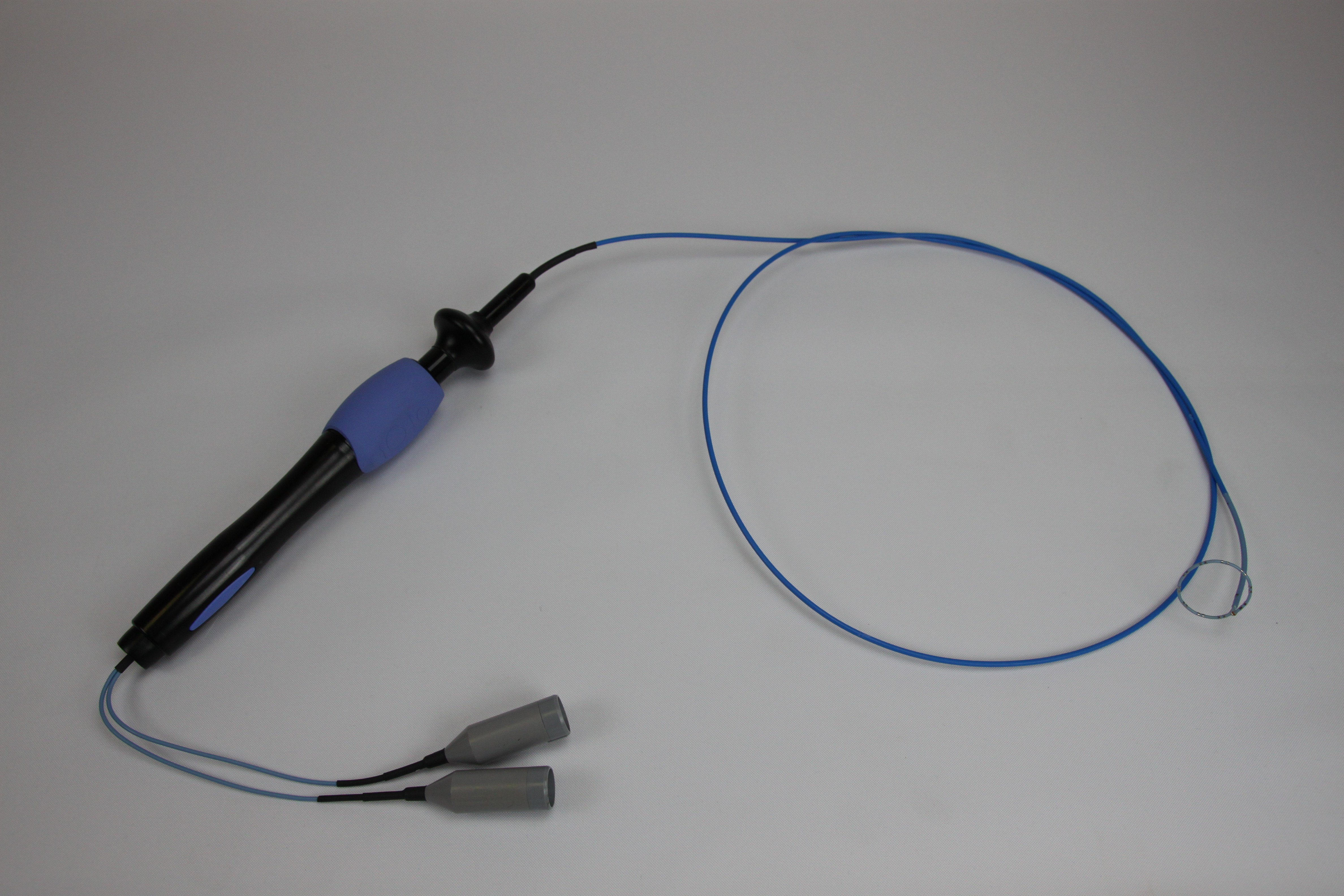 Elektrophysiologischer Katheter mit schwarz-grau-blauem Handstück (Krankenhausmuseum Bielefeld e.V. CC BY-NC-SA)
