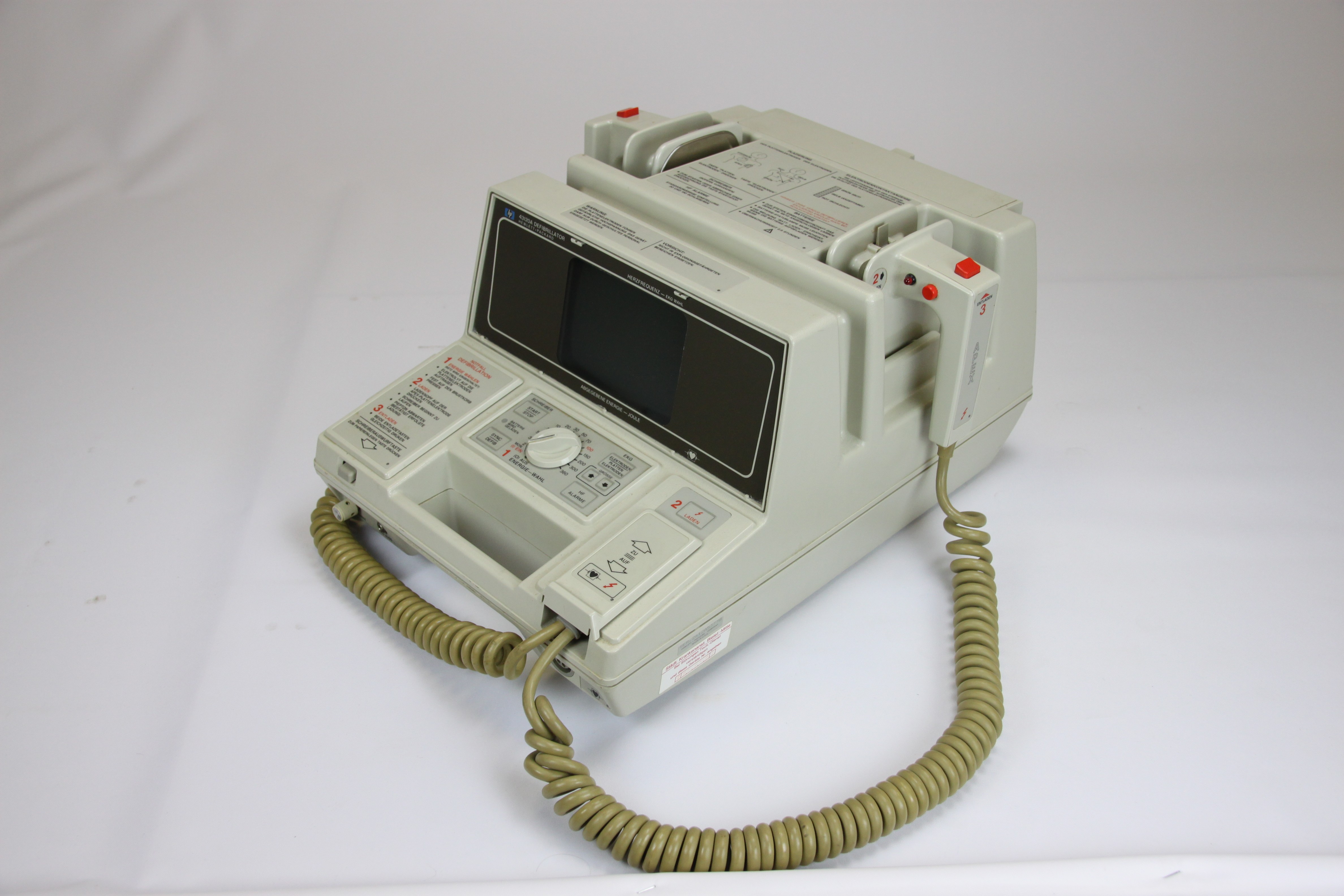 Externer mobiler Defibrillator Hewlett-Packard 43120A (Krankenhausmuseum Bielefeld e.V. CC BY-NC-SA)