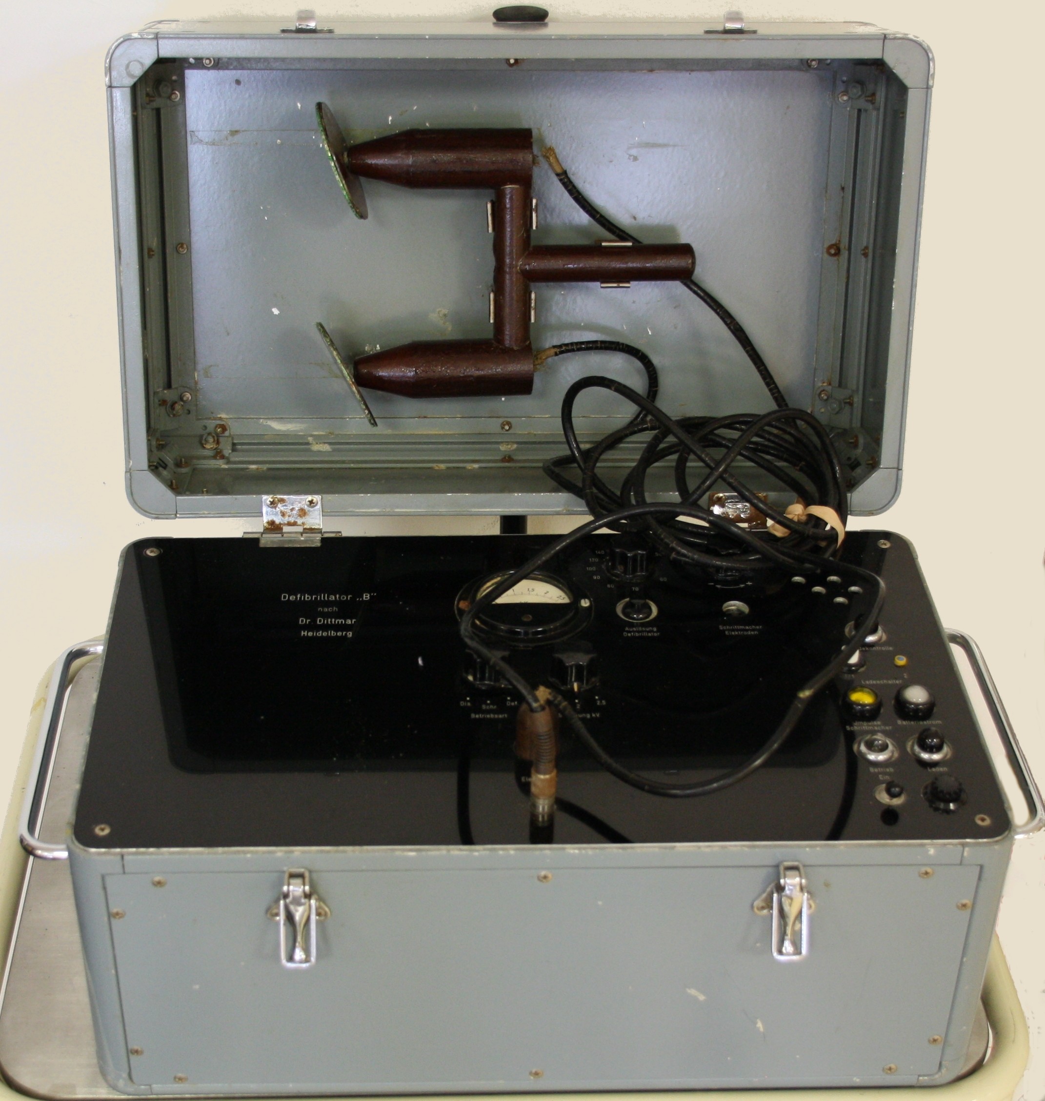 externer Defibrillator (Krankenhausmuseum Bielefeld e.V. CC BY-NC-SA)