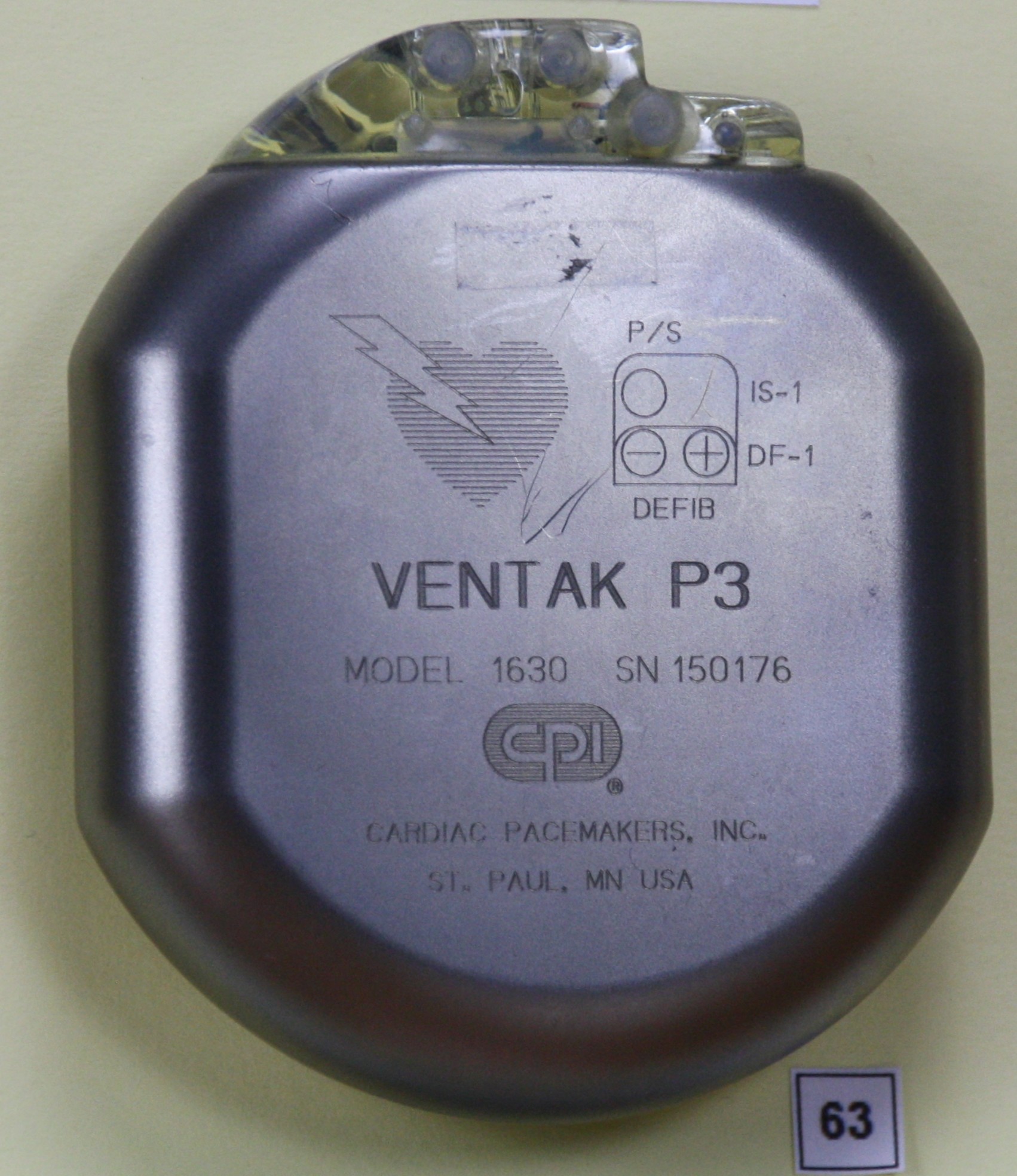 Herzschrittmacher-Defibrillator-Implantat Cardiac Pacemakers, Inc. Ventak P3 1630 (Krankenhausmuseum Bielefeld e.V. CC BY-NC-SA)