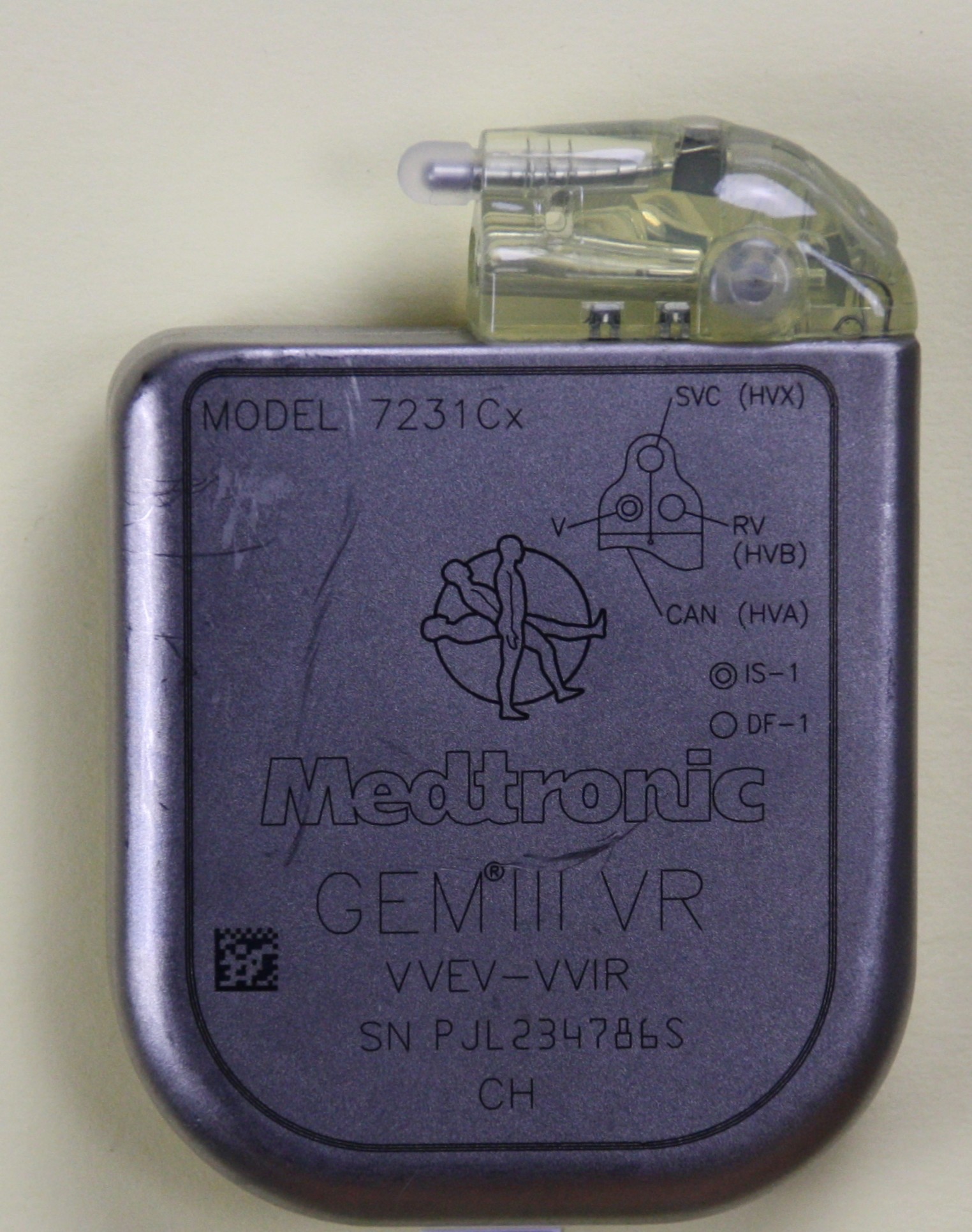 Herzschrittmacher-Defibrillator-Implantat Medtronic GEM III VR 7231Cx (Krankenhausmuseum Bielefeld e.V. CC BY-NC-SA)