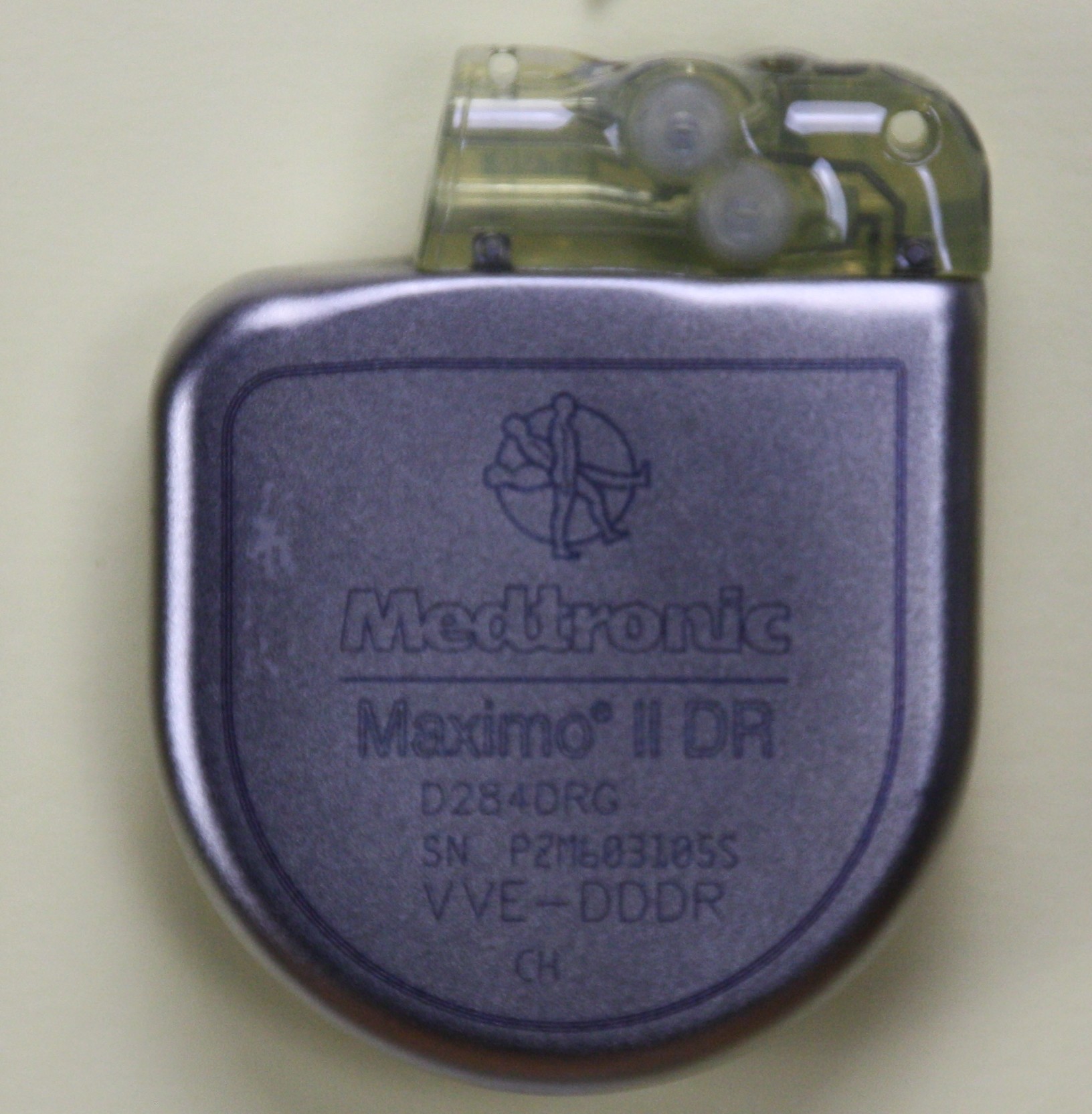 Herzschrittmacher-Defibrillator-Implantat Medtronic Maximo II DR (Krankenhausmuseum Bielefeld e.V. CC BY-NC-SA)