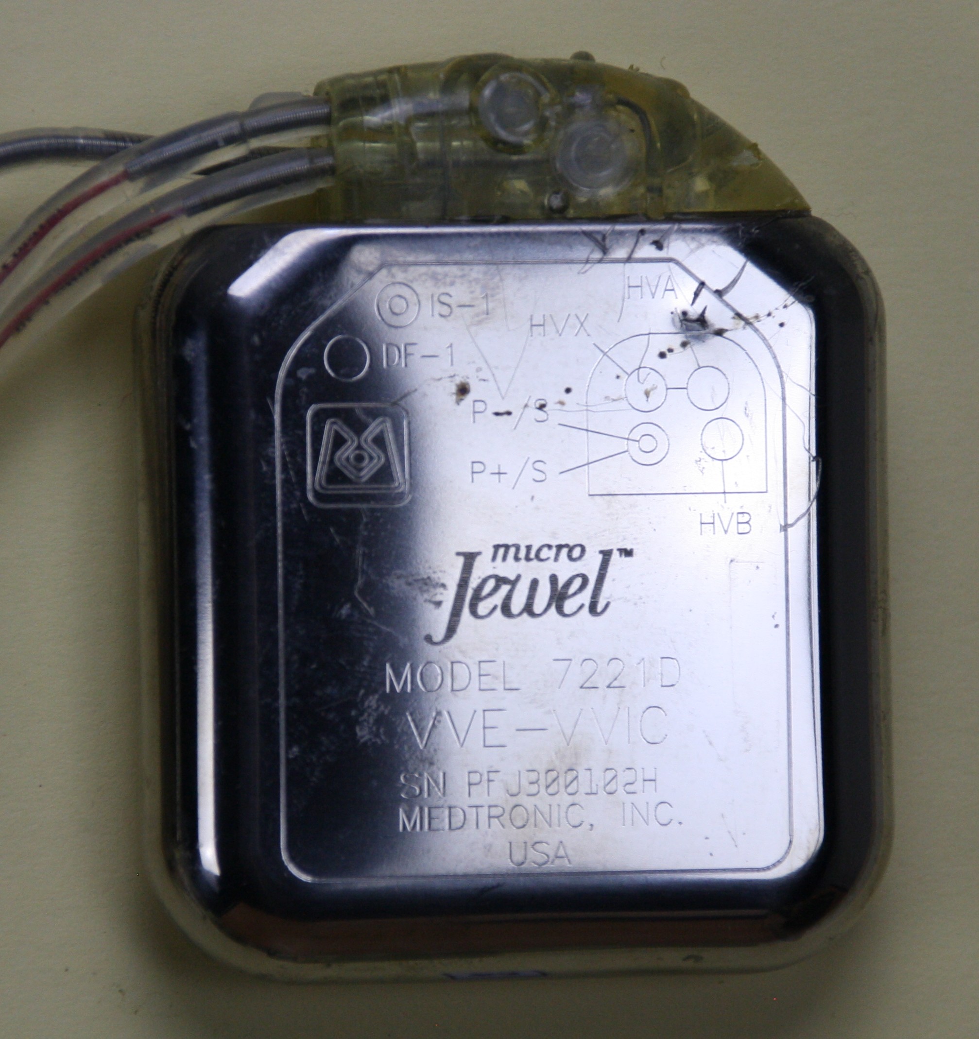 Herzschrittmacher-Defibrillator Medtronic micro Jewel 7221D (Krankenhausmuseum Bielefeld e.V. CC BY-NC-SA)