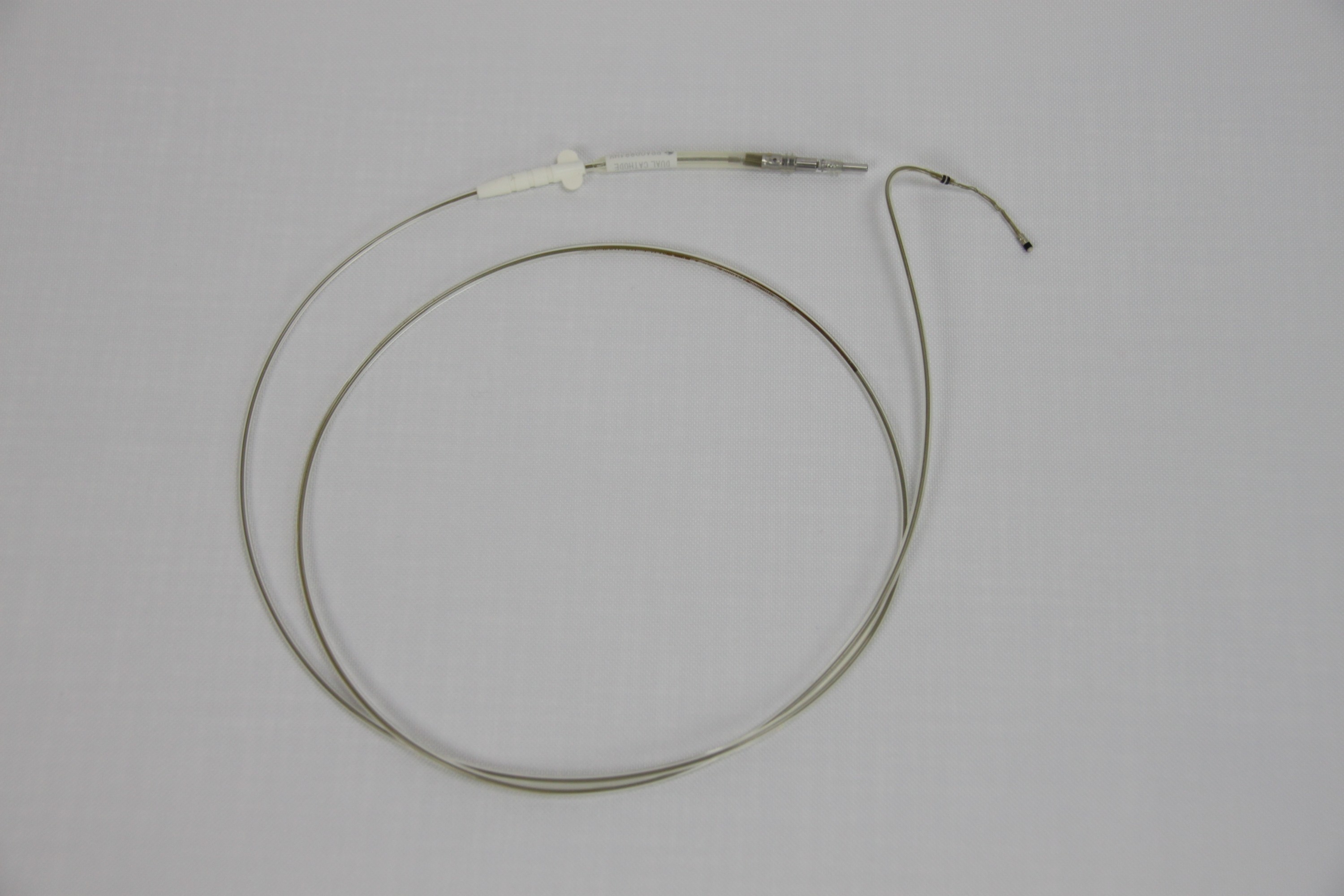 Herzschrittmacher-Elektrode mit weißem Kunststoff-Anschluss (Krankenhausmuseum Bielefeld e.V. CC BY-NC-SA)
