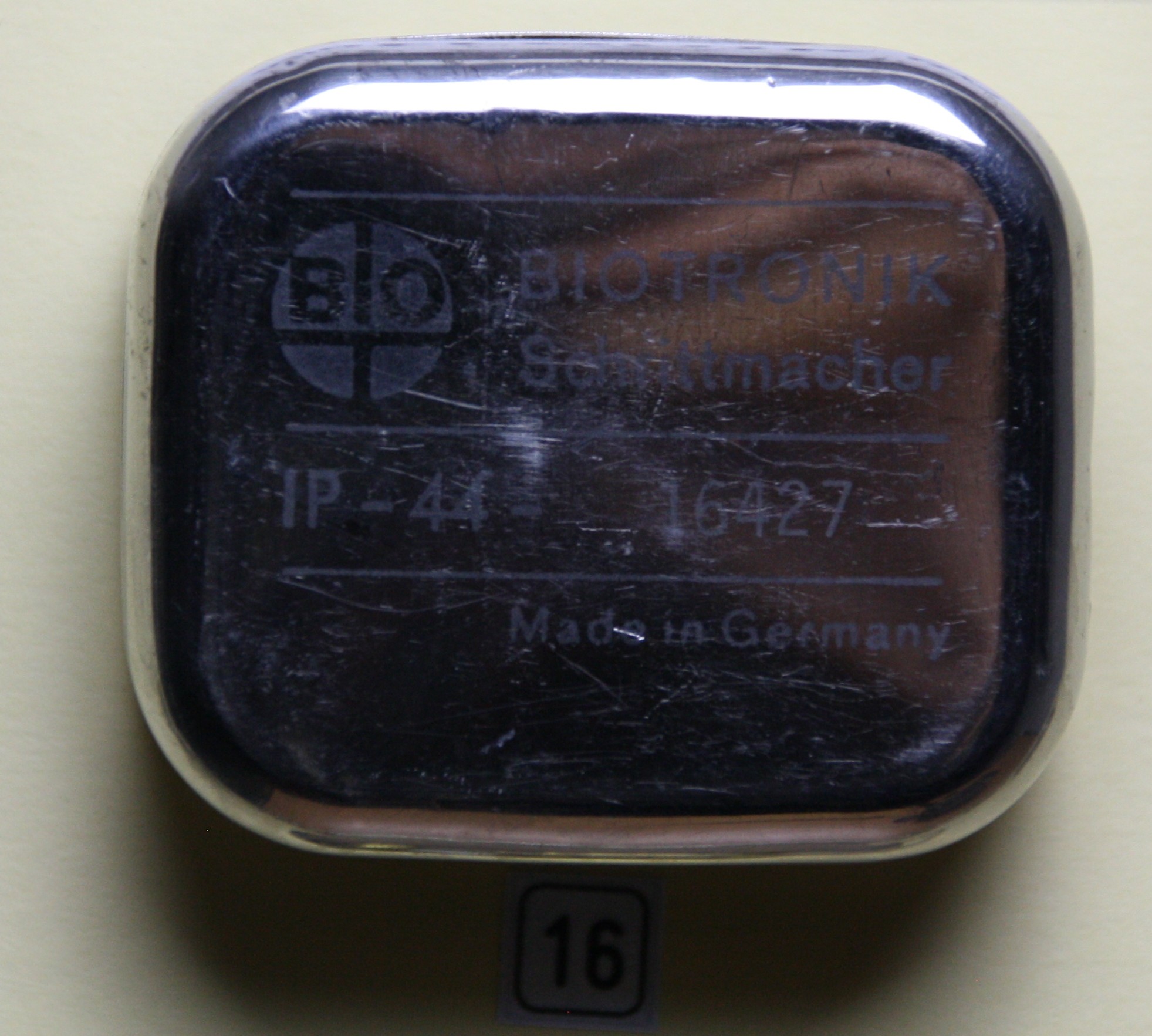 Herzschrittmacher-Implantat Biotronik IP-44 (Krankenhausmuseum Bielefeld e.V. CC BY-NC-SA)