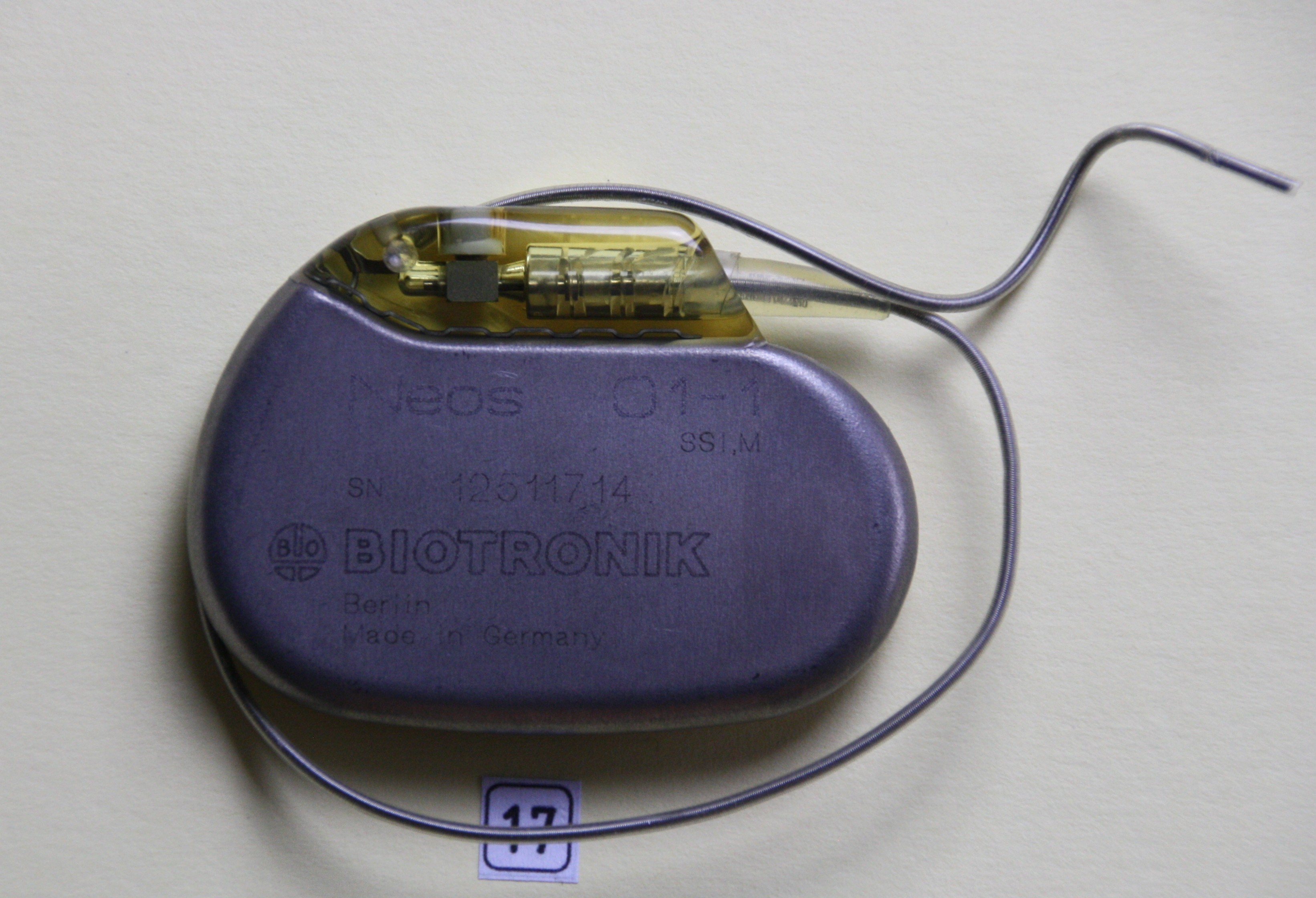 Herzschrittmacher-Implantat Biotronik Neos 01-1 (Krankenhausmuseum Bielefeld e.V. CC BY-NC-SA)
