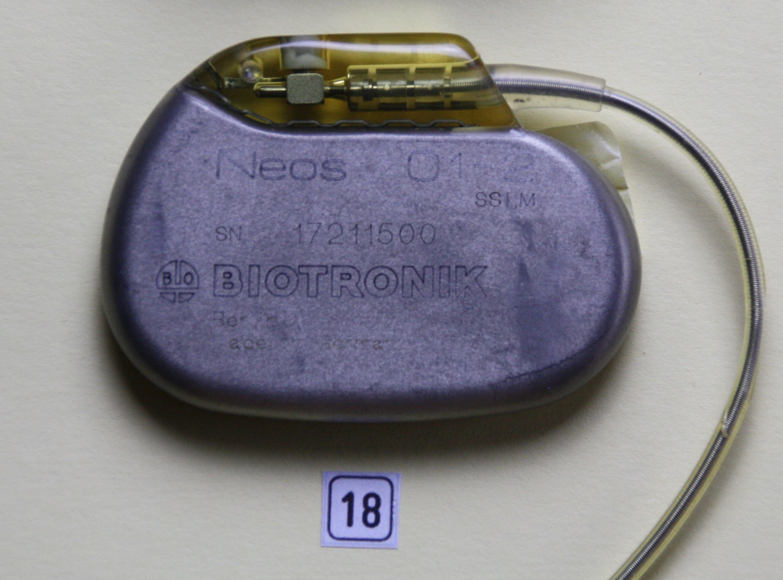 Herzschrittmacher-Implantat Biotronik Neos 01-2 (Krankenhausmuseum Bielefeld e.V. CC BY-NC-SA)