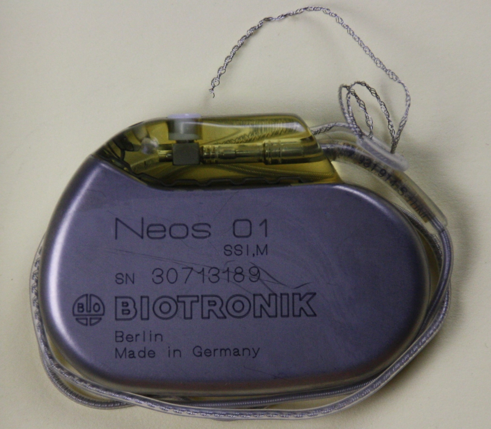 Herzschrittmacher-Implantat Biotronik Neos 01 (Krankenhausmuseum Bielefeld e.V. CC BY-NC-SA)