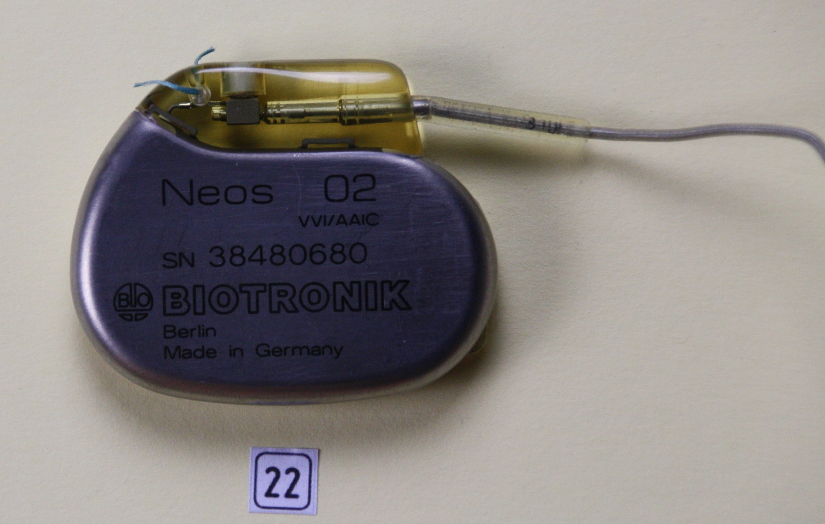 Herzschrittmacher-Implantat Biotronik Neos 02 (Krankenhausmuseum Bielefeld e.V. CC BY-NC-SA)