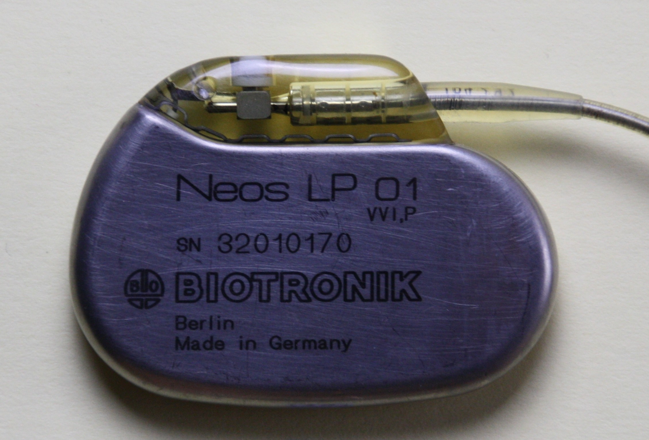 Herzschrittmacher-Implantat Biotronik Neos LP 01 (Krankenhausmuseum Bielefeld e.V. CC BY-NC-SA)