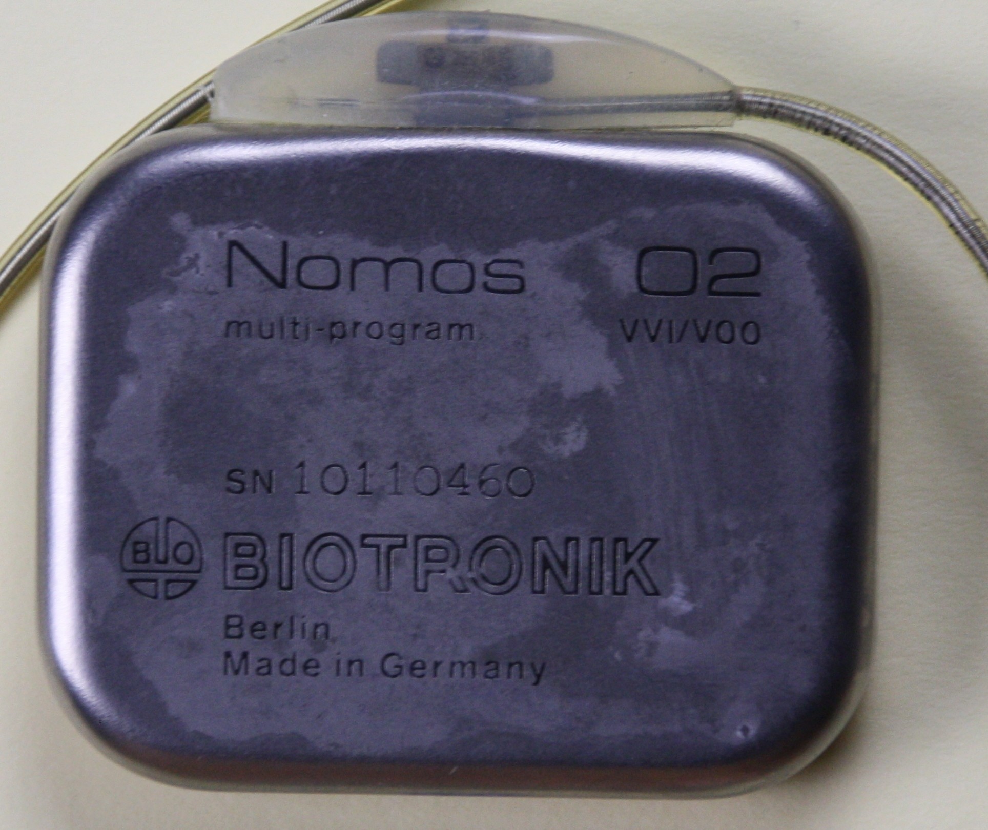 Herzschrittmacher-Implantat Biotronik Nomos O2 (Krankenhausmuseum Bielefeld e.V. CC BY-NC-SA)