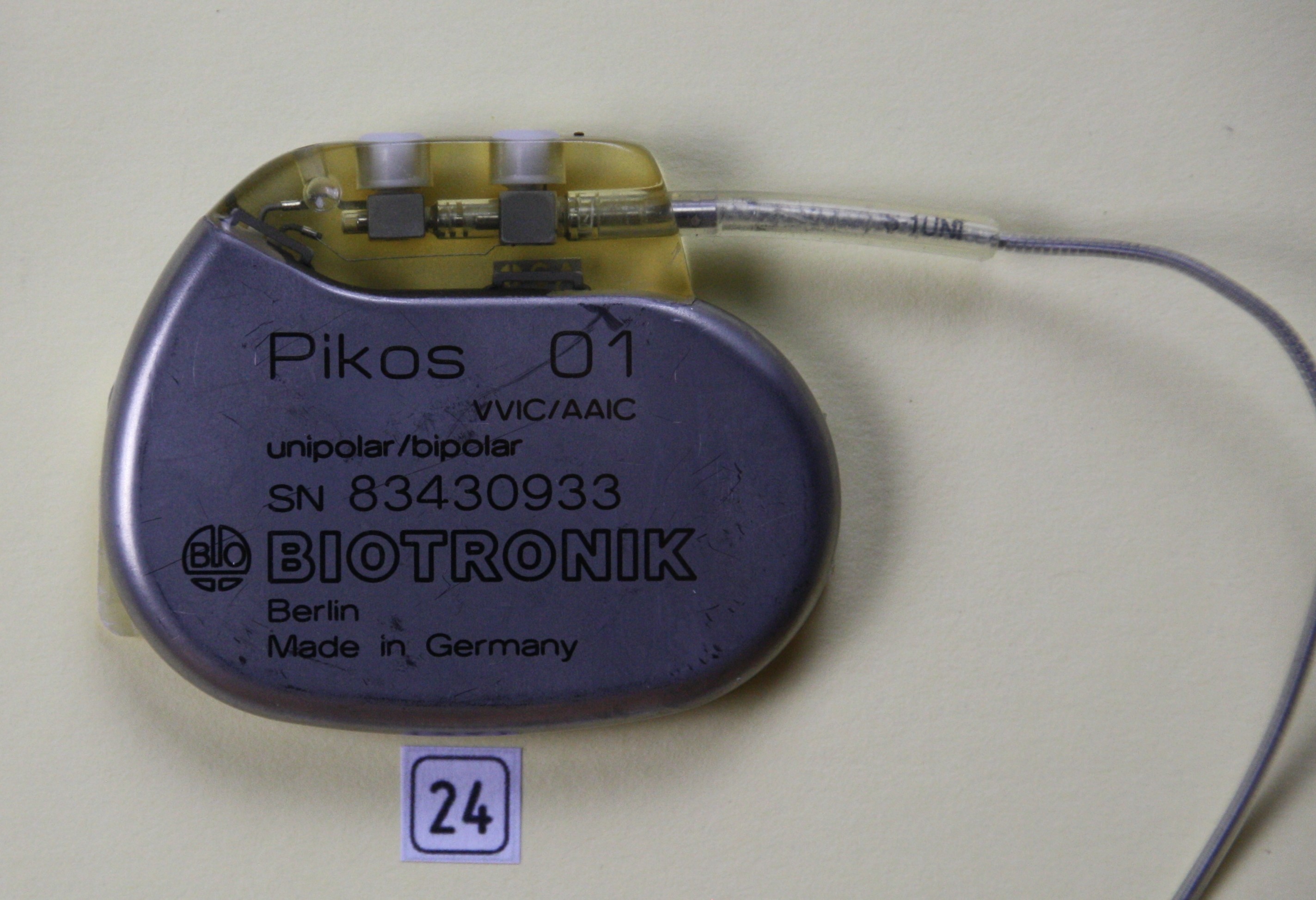 Herzschrittmacher-Implantat Biotronik Pikos 01 (Krankenhausmuseum Bielefeld e.V. CC BY-NC-SA)