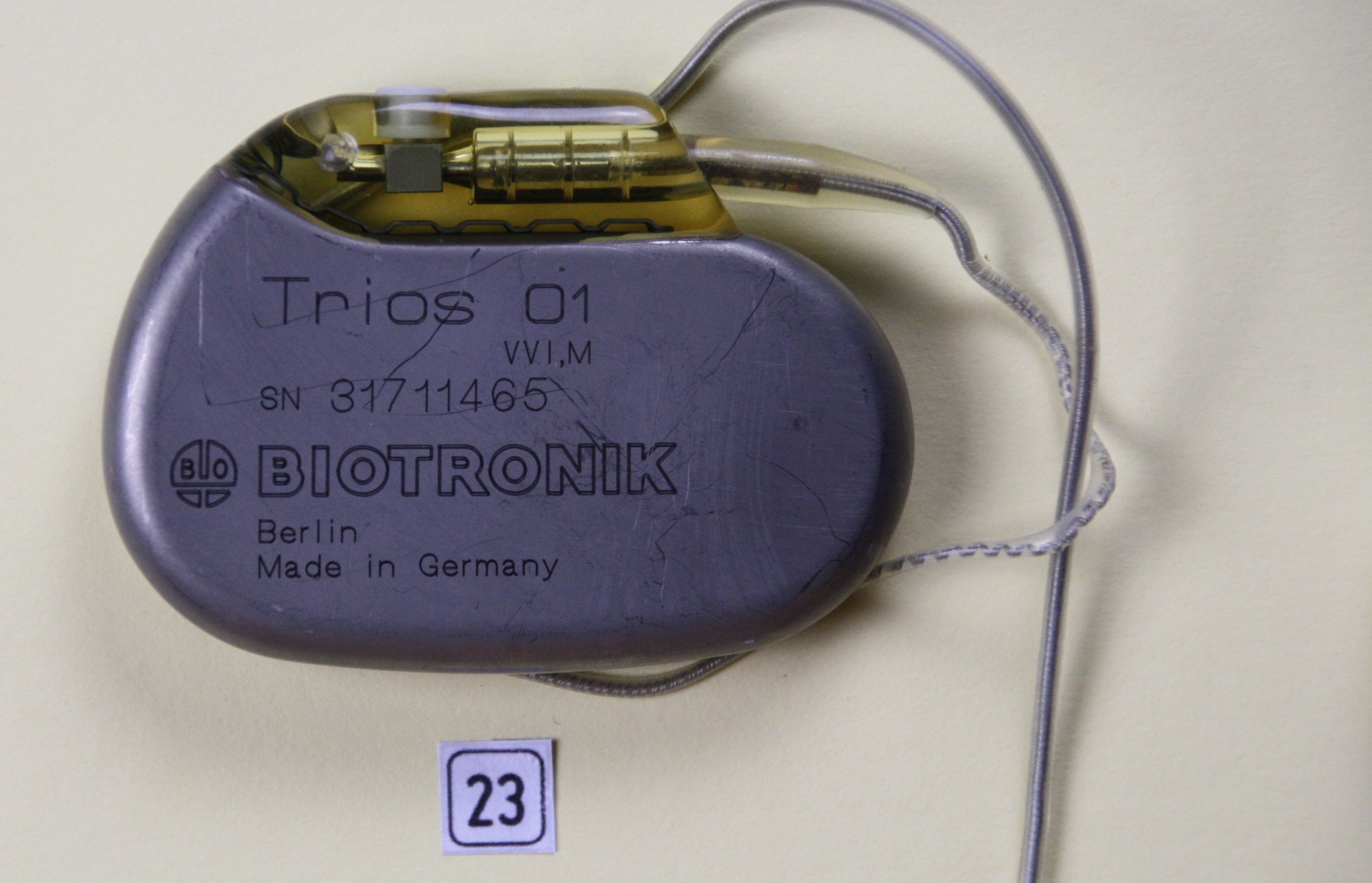 Herzschrittmacher-Implantat Biotronik Trios 01 (Krankenhausmuseum Bielefeld e.V. CC BY-NC-SA)
